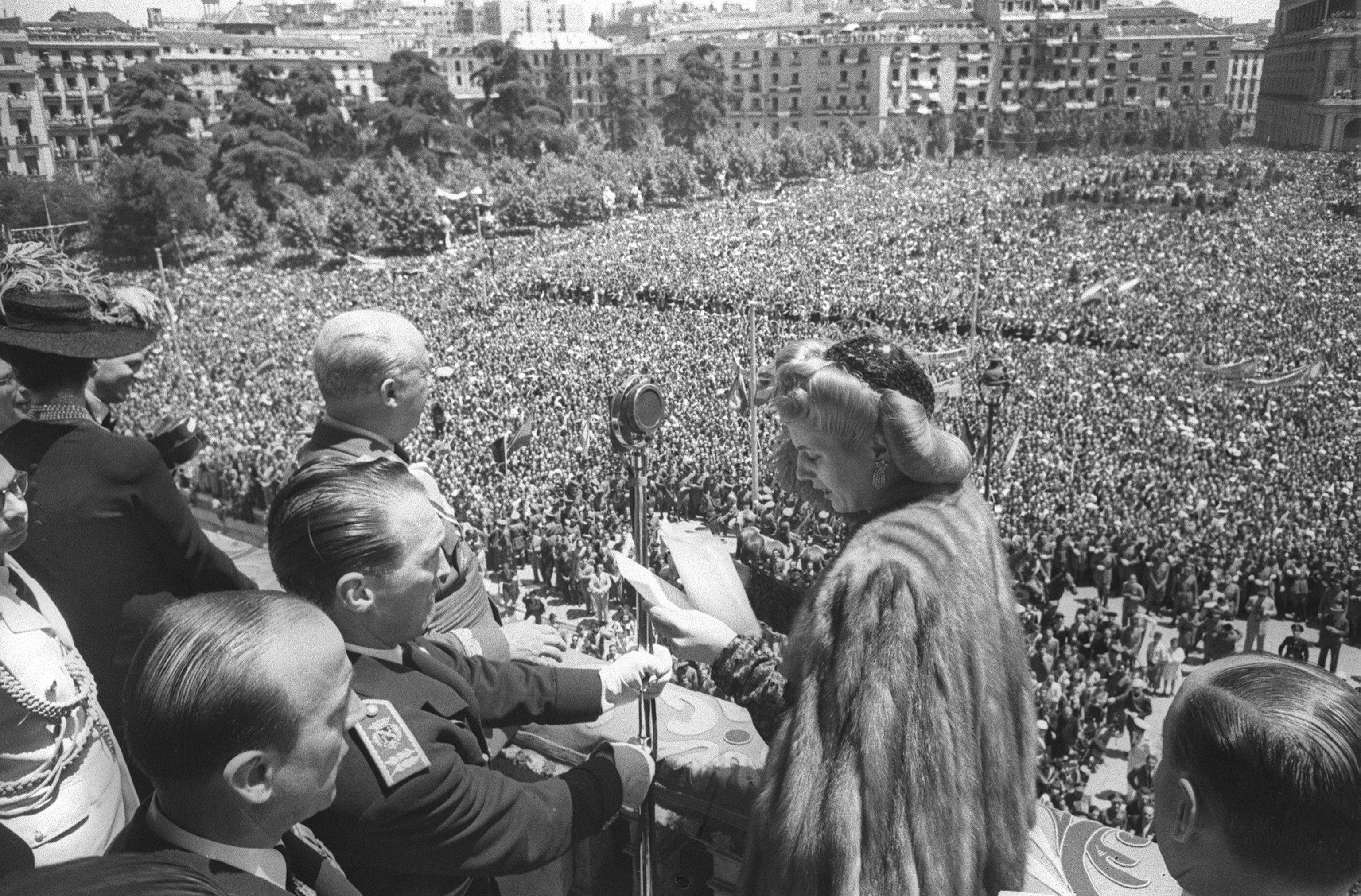 Evita, a la derecha de Franco, saluda a la multitud desde el balcn del Palacio de Oriente.