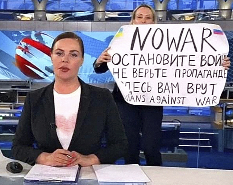 Marina Ovsyannikova interrumpiendo un telediario ruso sosteniendo un cartel que reza "Parad la guerra. No creas la propaganda. Te están mintiendo aquí".