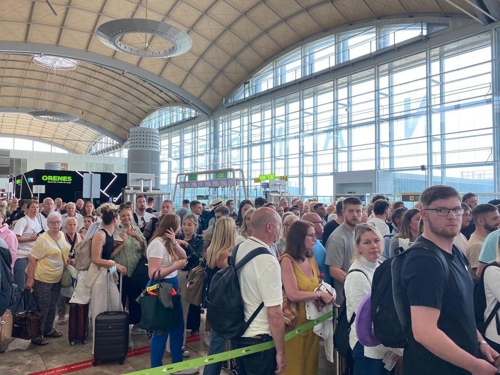 Tourists wait for their turn at the passenger controls of Alicante Airport tomorrow.