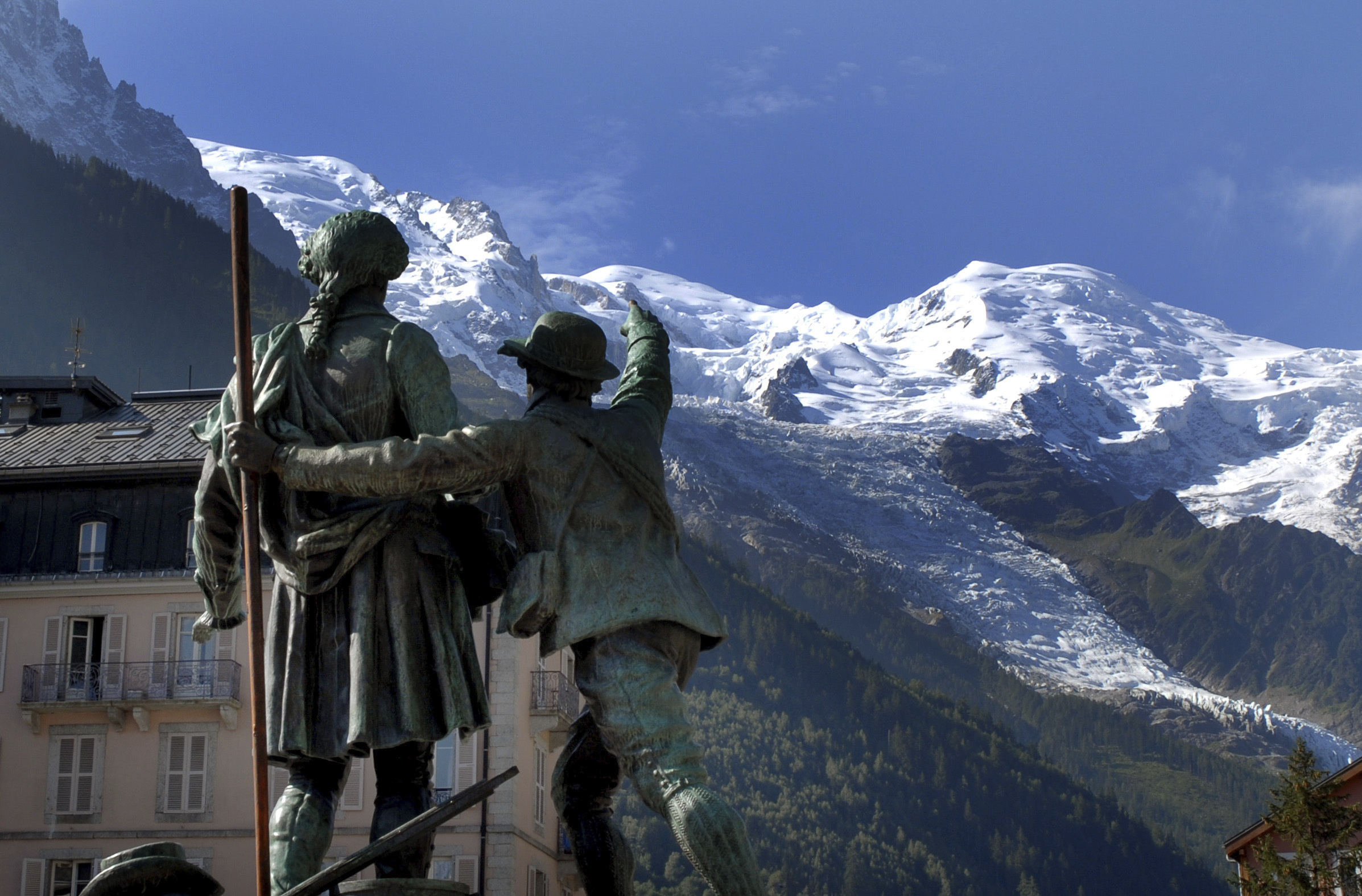 Los alpes franceses con la escultura de Horace Bndict de Saussure y Jacques Balmat