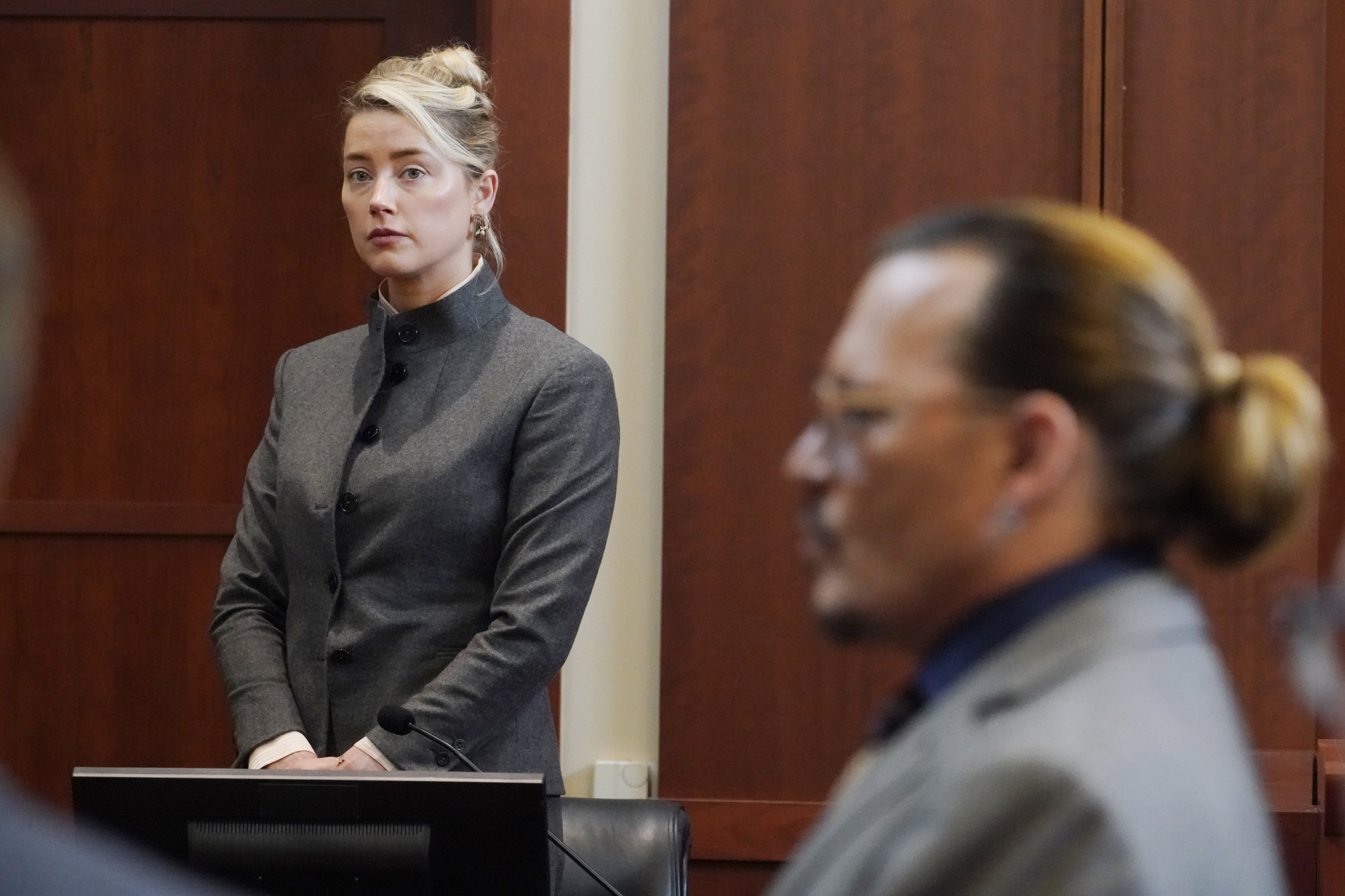 Amber Heard y Johnny Depp durante el juicio que los enfrentó durante meses.