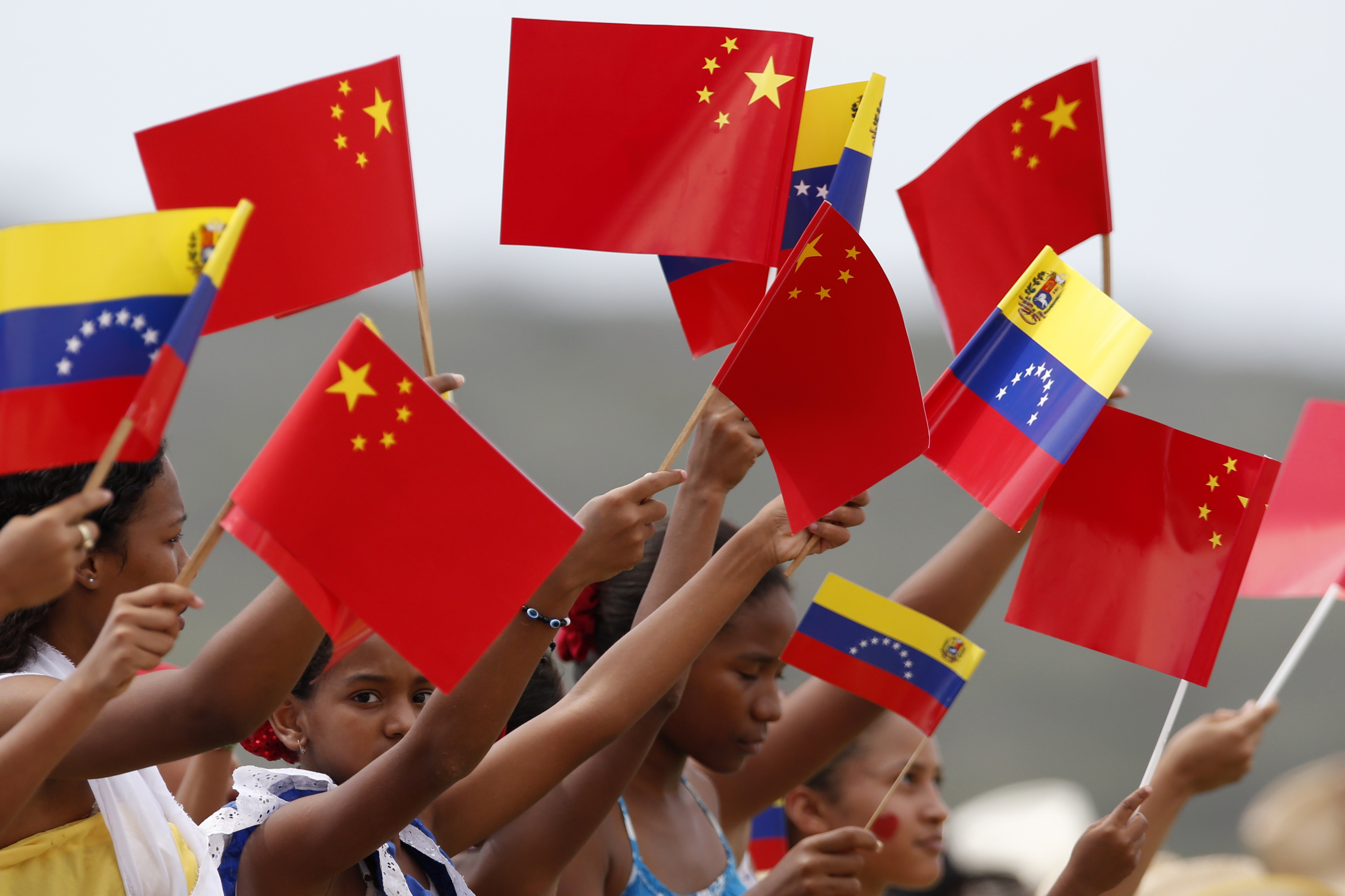 Niños venezolanos dan la bienvenida a Xi Jinping a su llegada a Caracas.