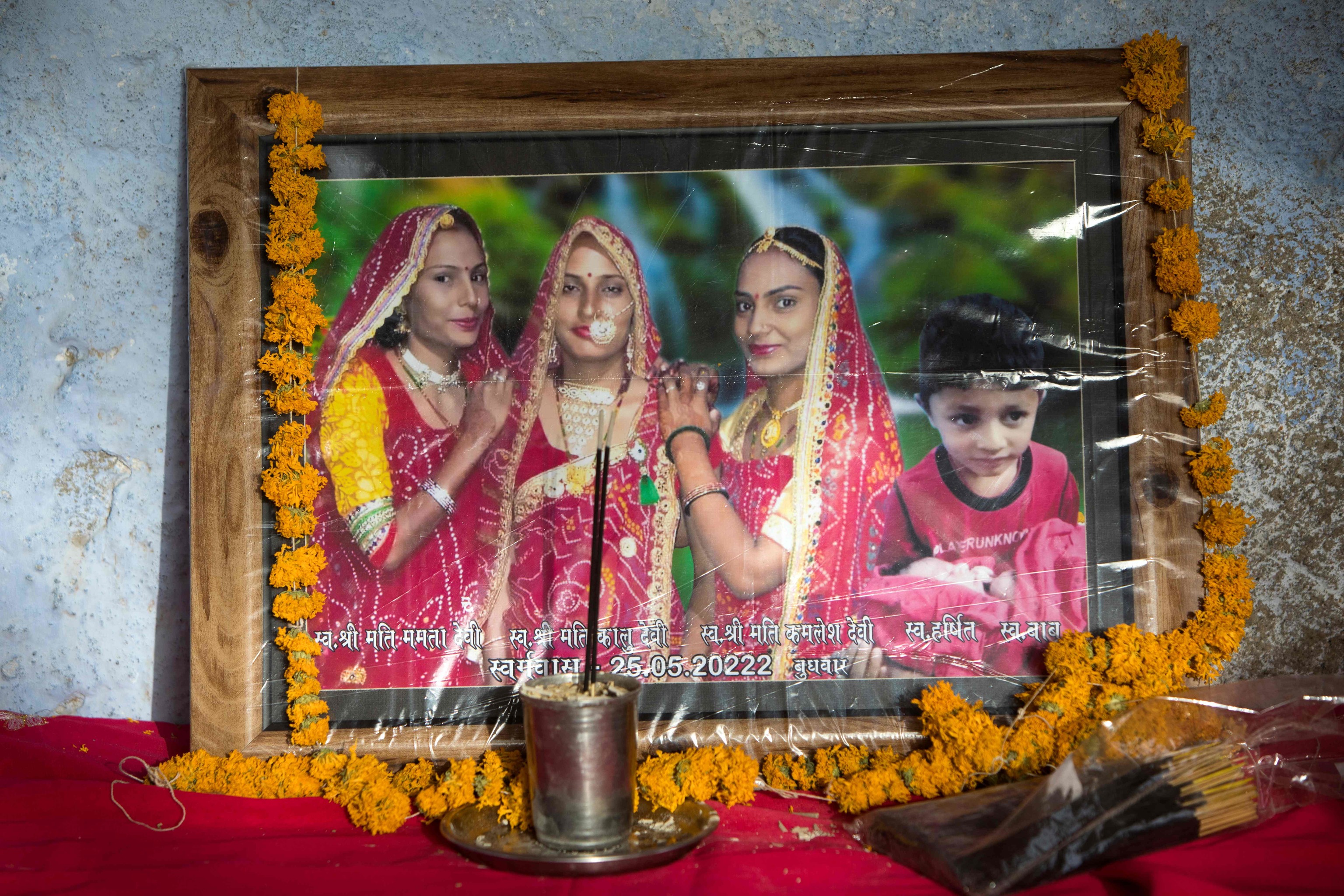 El retrato de tres mujeres casadas (de izquierda a derecha) Mamta, Kalu, Kamlesh y el hijo de Kalu, Harshit, que fueron encontrados muertos junto con otro niño en un pozo de la aldea de Dudu el 28 de mayo, es fotografiado en la casa de la familia en la aldea de Chhapya del estado indio de Rajastán el 31 de mayo de 2022. - Antes de que las tres hermanas y sus hijos fueran encontrados muertos en un pozo, dejaron un mensaje en el que culpaban a la familia con la que se habían casado. Kalu, Kamlesh y Mamta Meena fueron víctimas de una disputa por las dotes, las sumas a menudo elevadas que los padres indios pagan para casar a sus hijas.