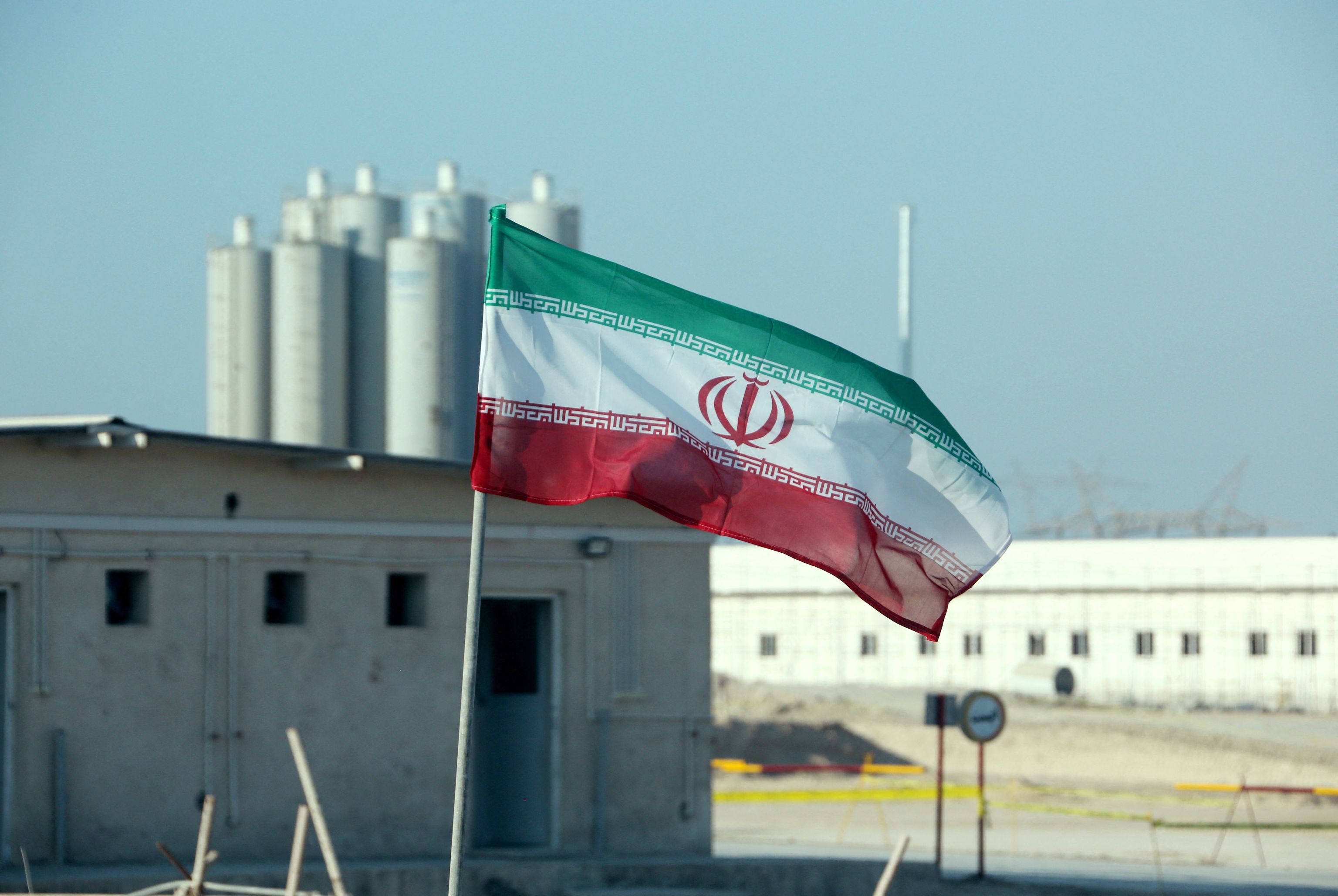Una bandera iraní en la planta nuclear de Bushehr.