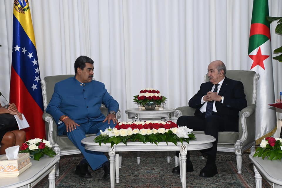 El presidente de Argelia, Abdelmadjid Tebboune, se reúne ayer con el presidente venezolano, Nicolás Maduro.
