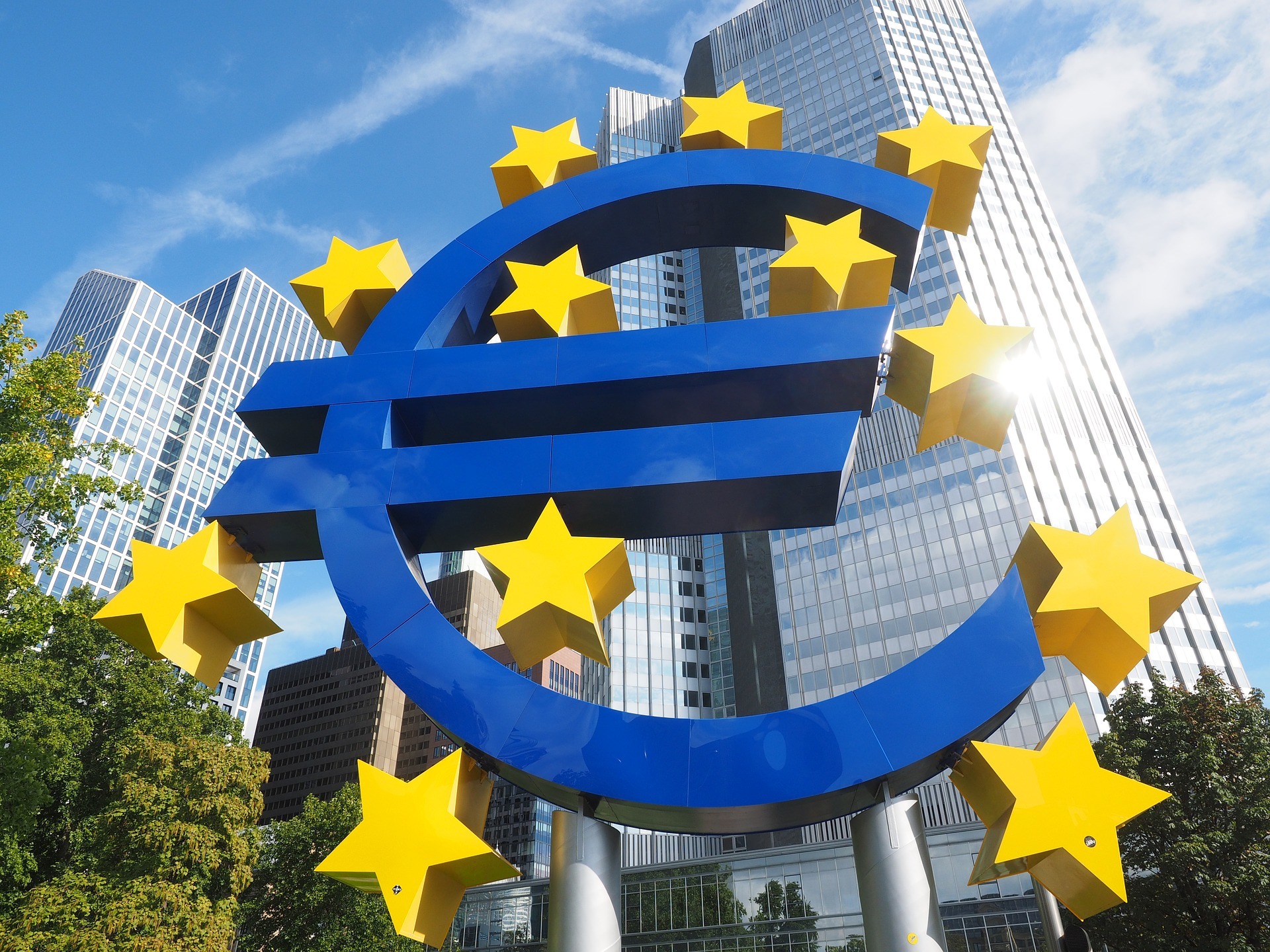 Escultura de la moneda euro.
