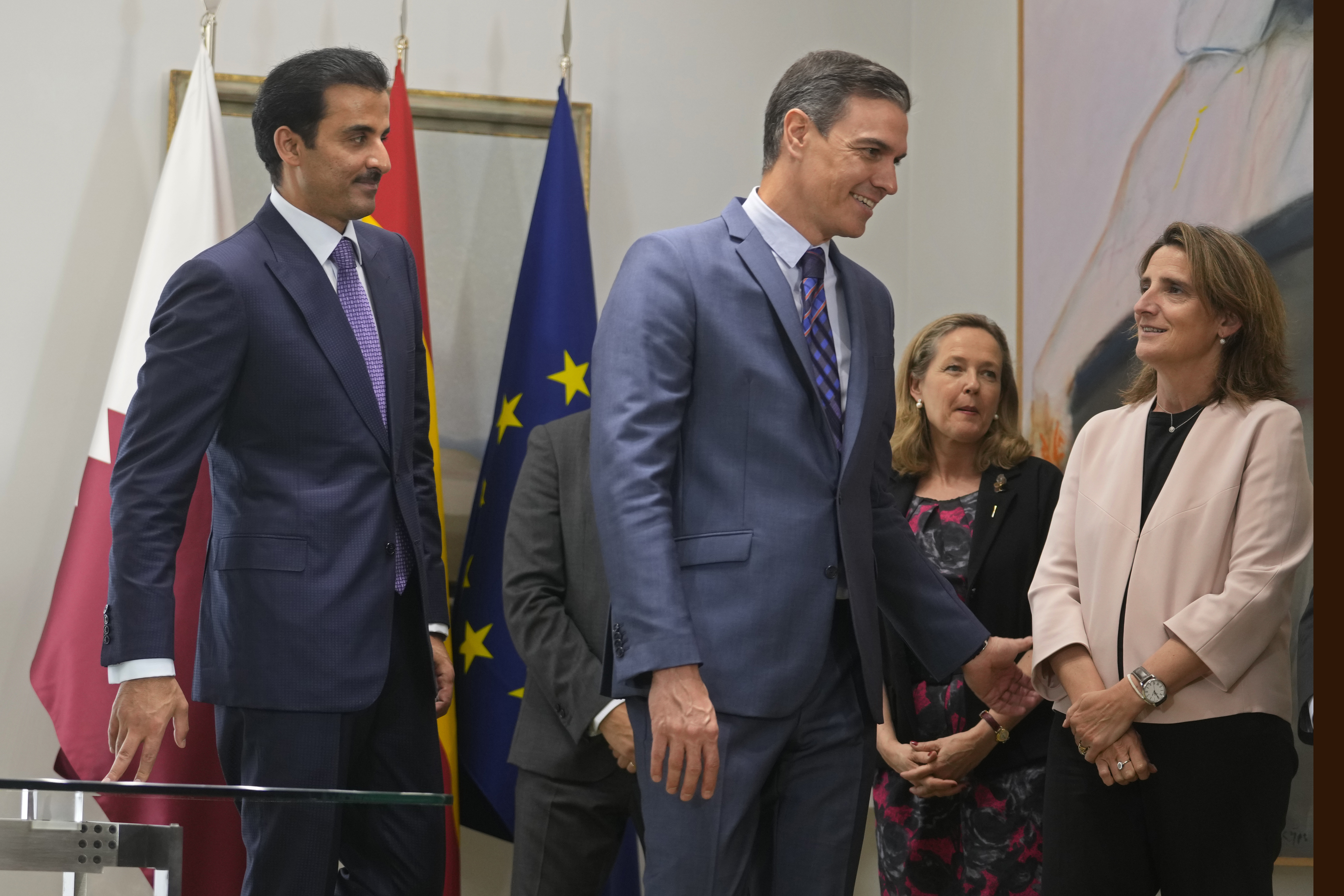 El presidente del Gobierno, Pedro Snchez, la vicepresidenta primera, Nadia Calvio y la tercera, Teresa Ribera