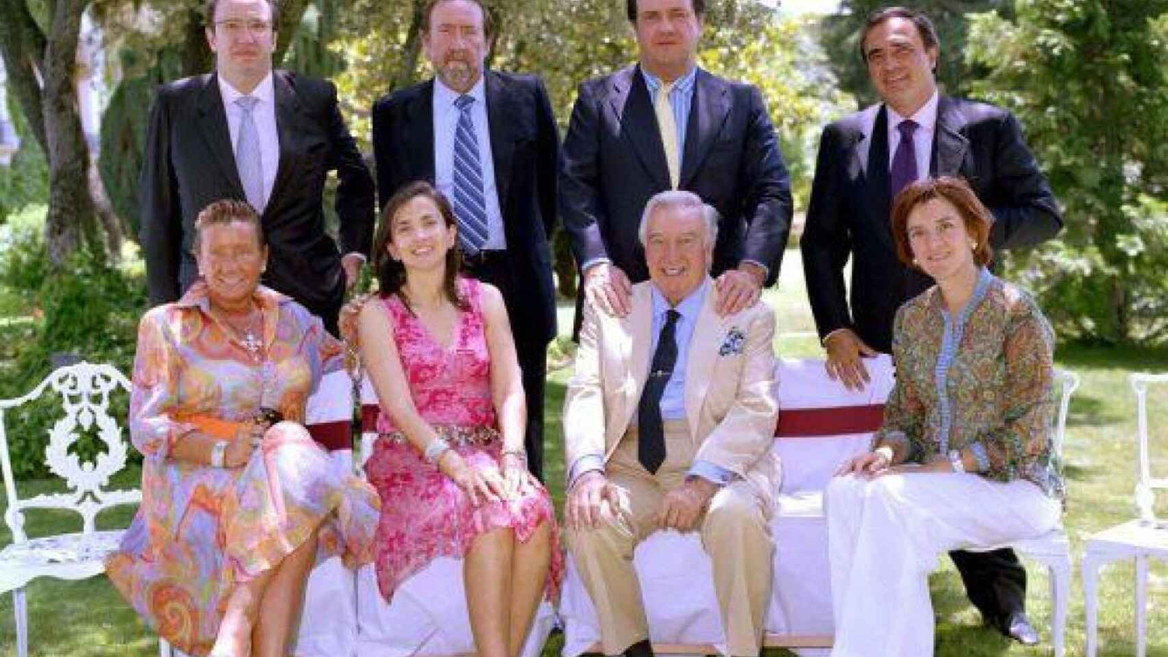 David lvarez (corbata negra) con sus siete hijos.