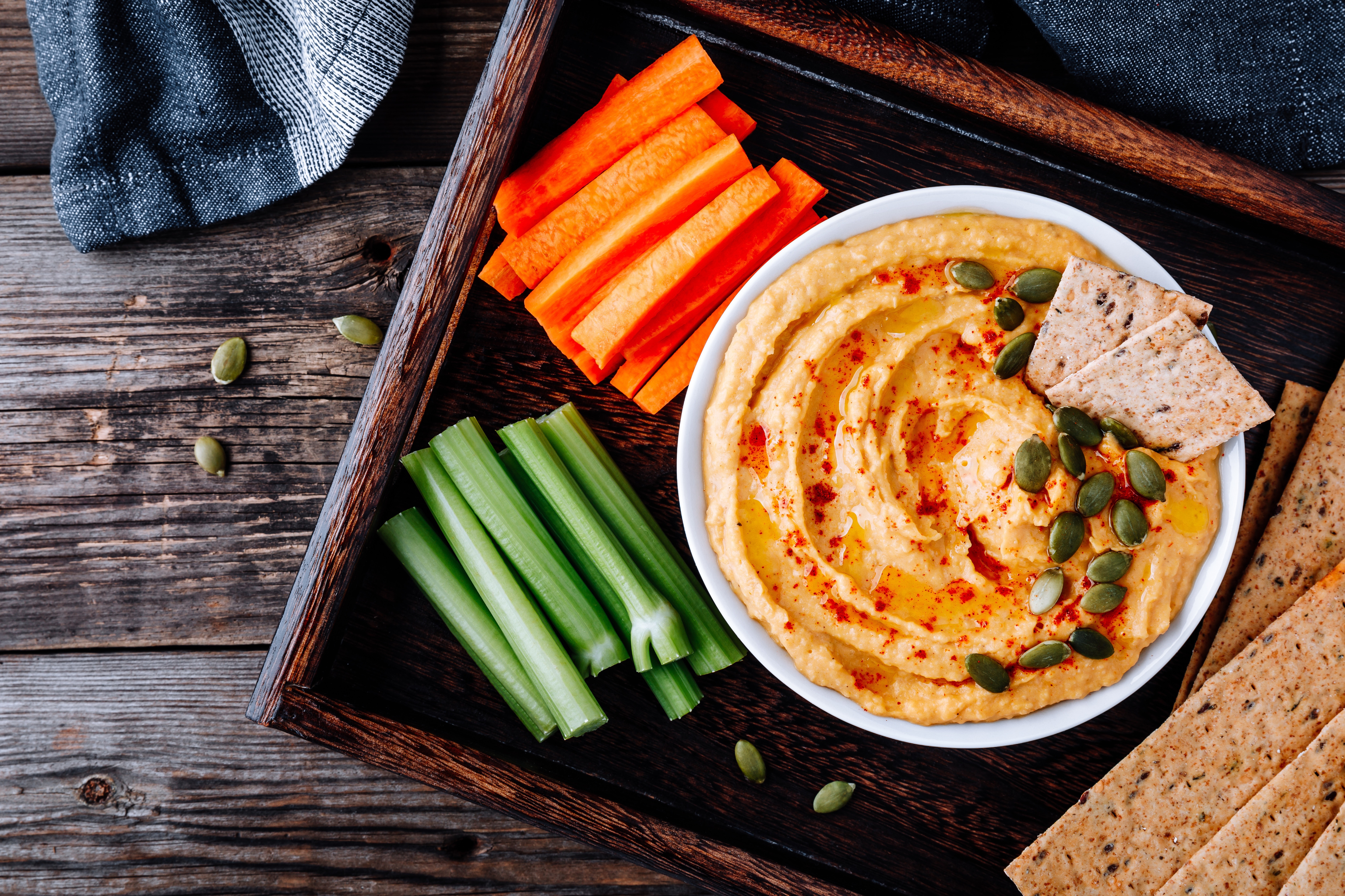 Hummus de garbanzo con crudités de verduras: el snack estrella del verano |  Lifestyle