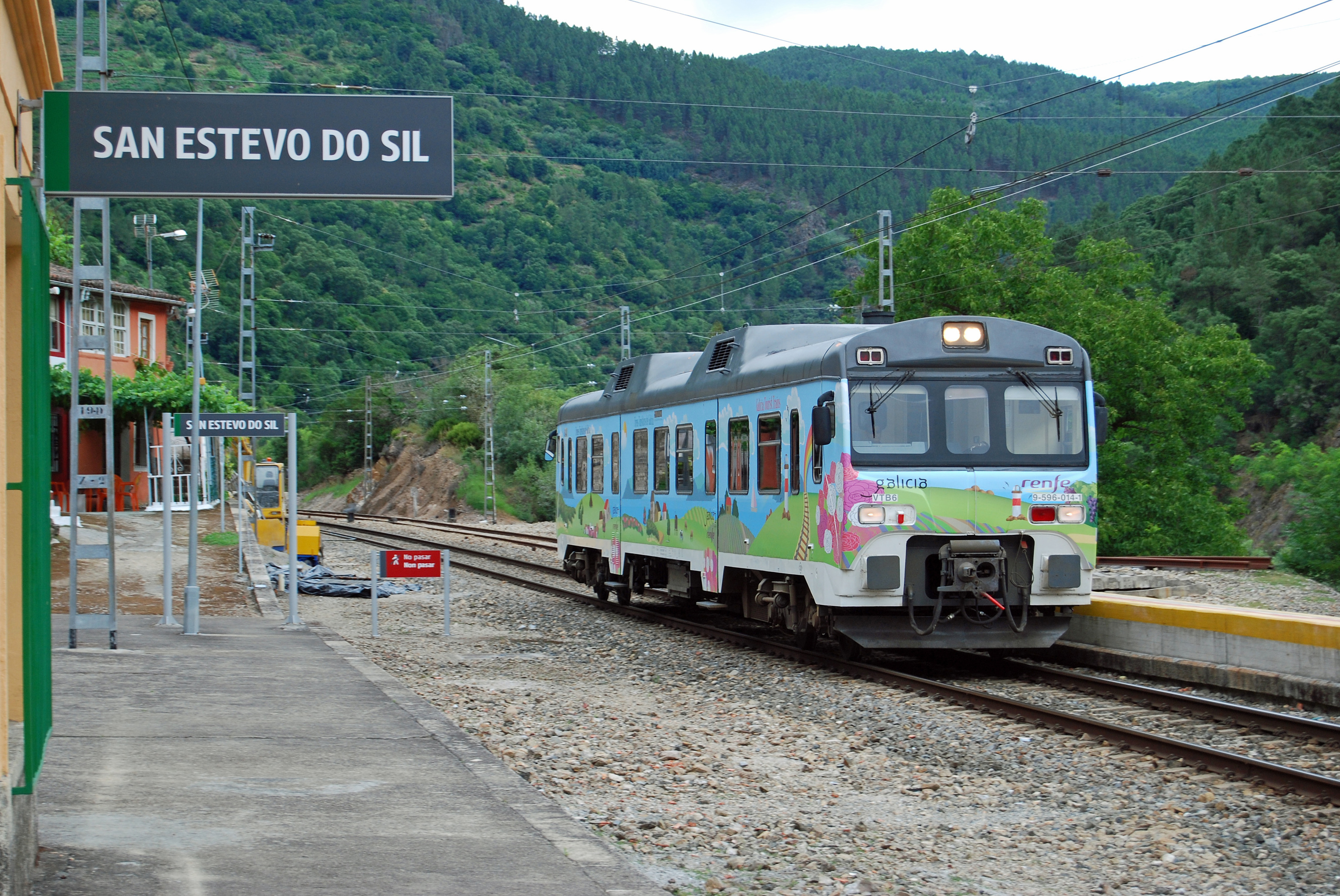 Un tren en la estación de San Estevo do Sil.