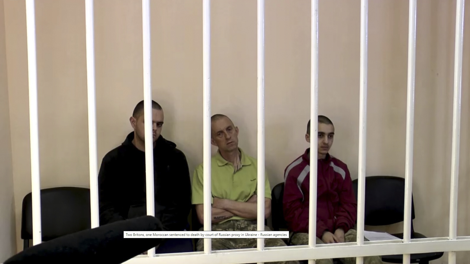 Aiden Aslin (izq.), Shaun Pinner (centro) y Saadun Brahim (der.) en el juicio.