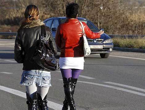 Dos prostitutas, en una carretera de Madrid.