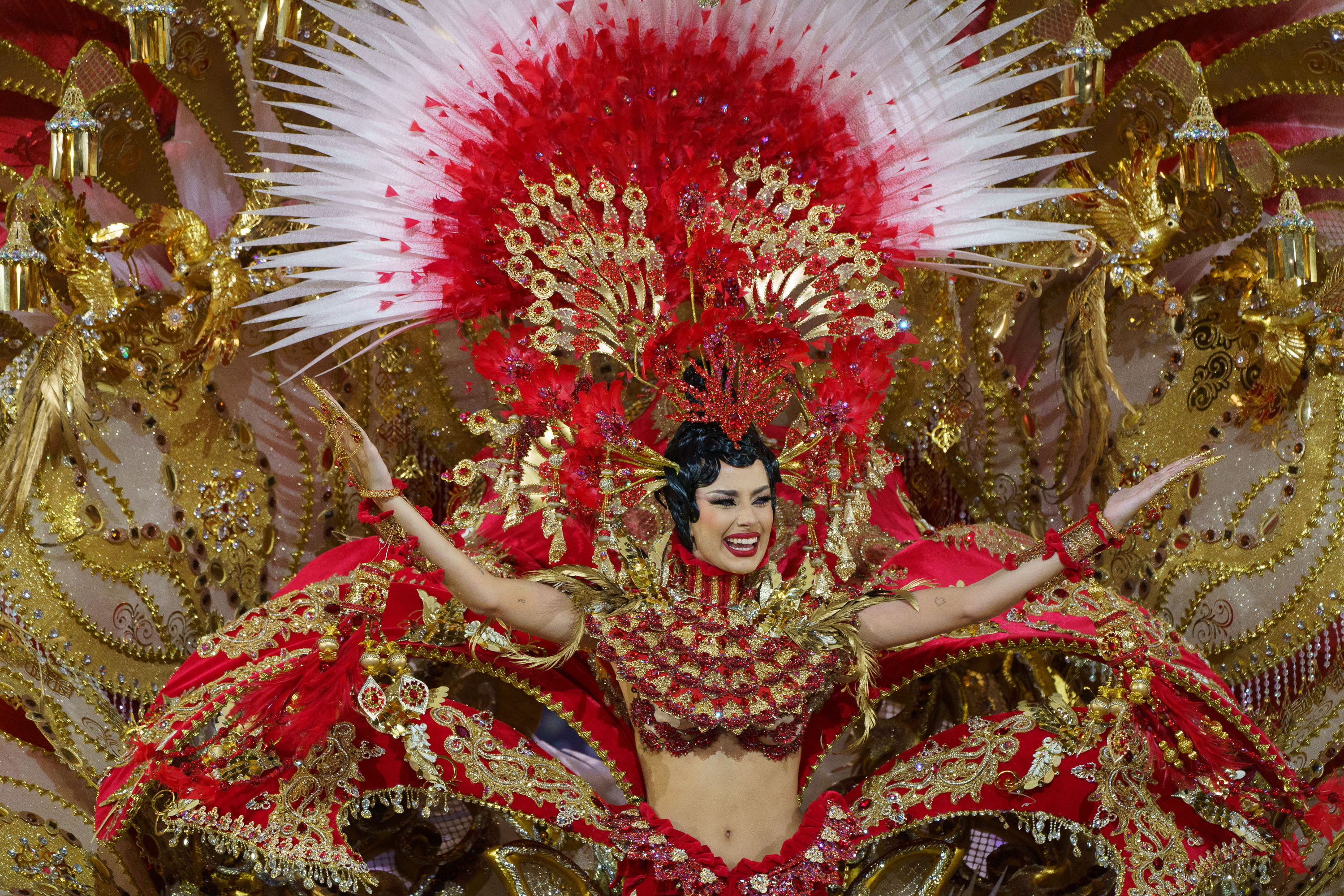 Santa Cruz de Tenerife corona a Ruth González  como reina del Carnaval en la primera celebración sin restricciones tras la pandemia