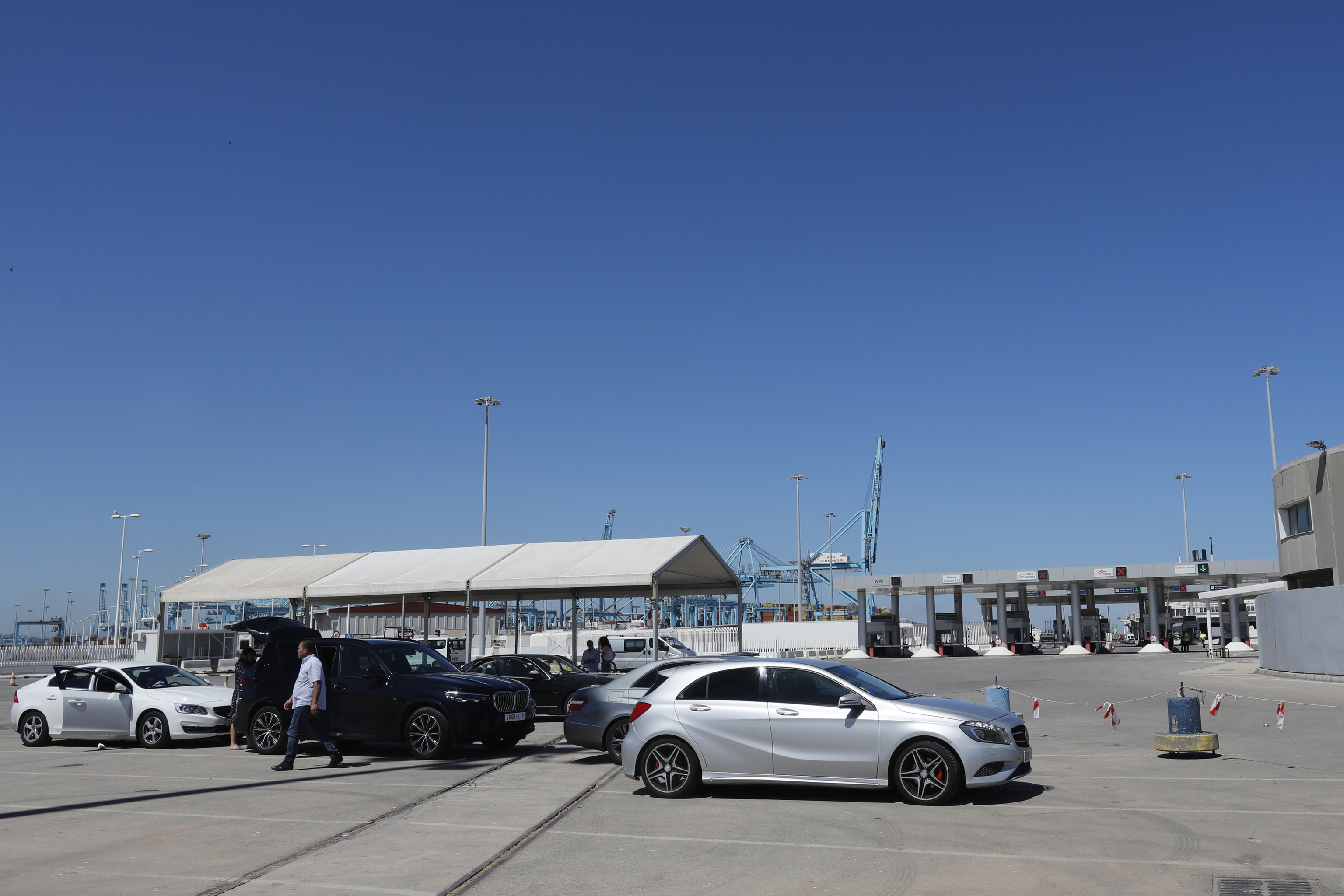Varios coches esperan en la zona de preembarque del puerto de Algeciras, con motivo de la Operacin Paso del Estrecho.