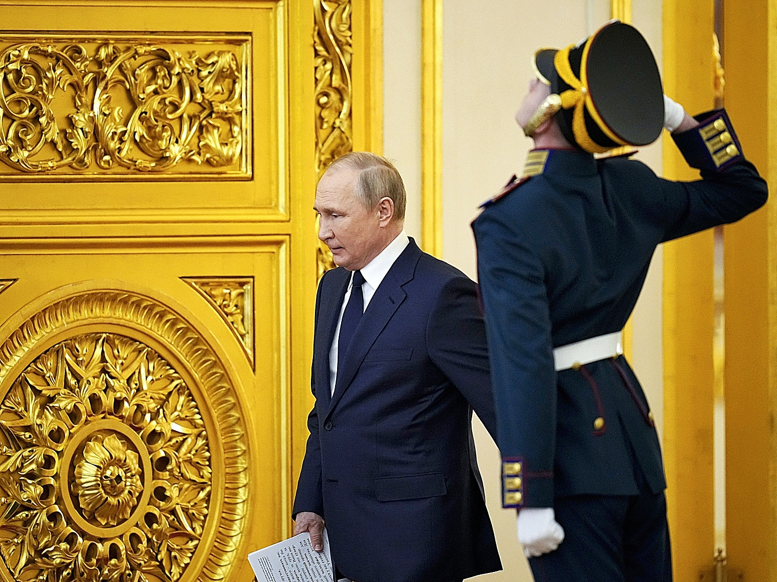 Vladimir Putin llegando para dar un discurso, en el Kremlin (Moscú).