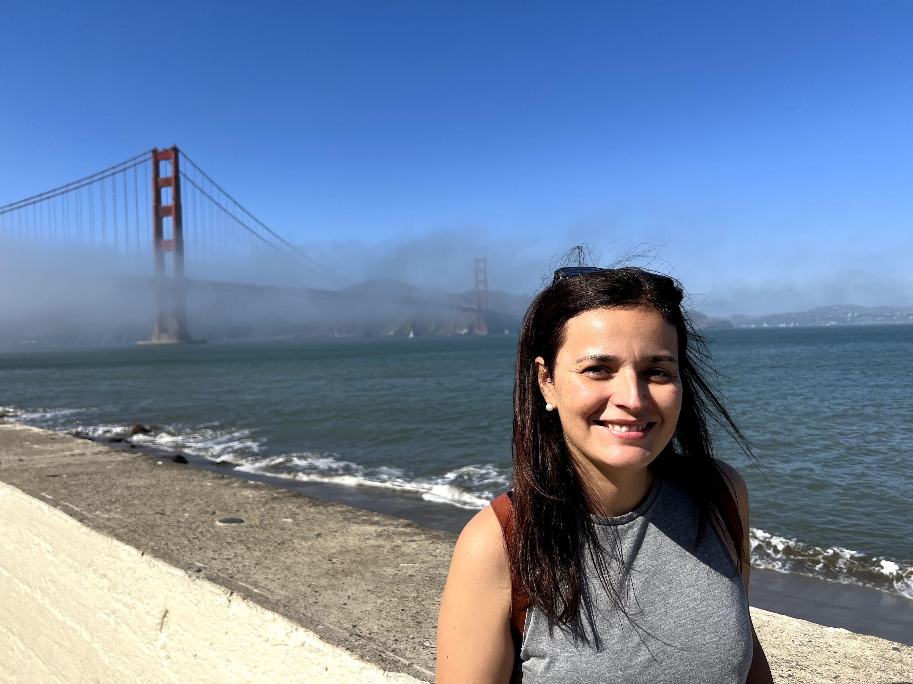 Anna Escuer con el Golden Gate al fondo.