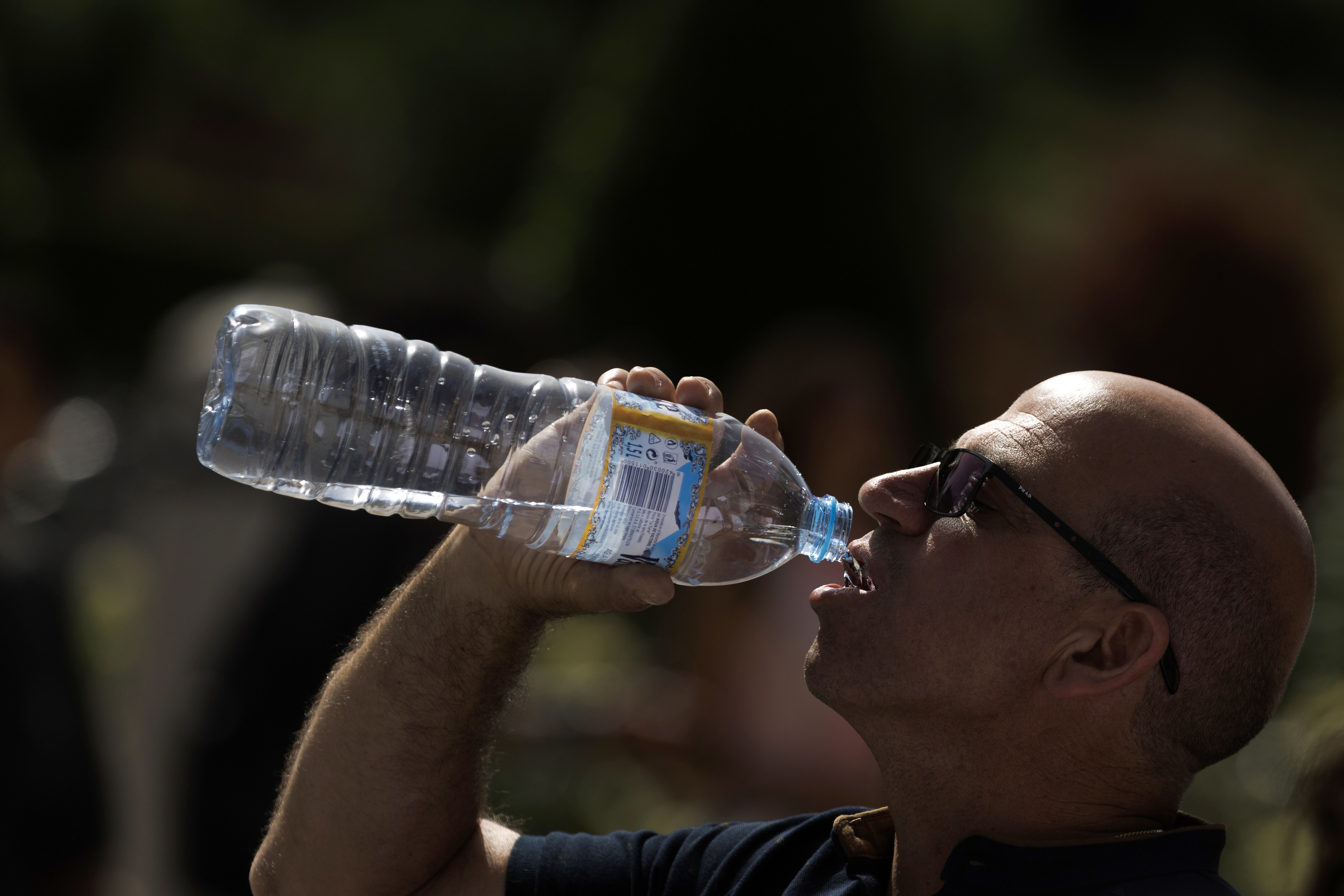 a person hydrates in high temperatures
