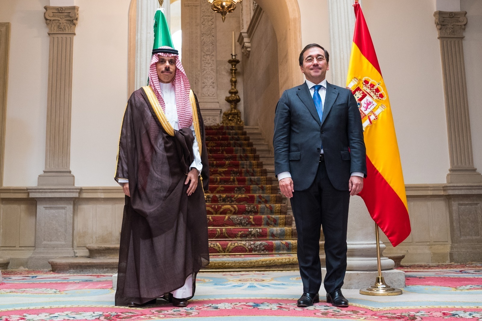 El ministro de Asuntos Exteriores José Manuel Albares junto a su homólogo saudí, Faisal bin Farhan Al Saud.