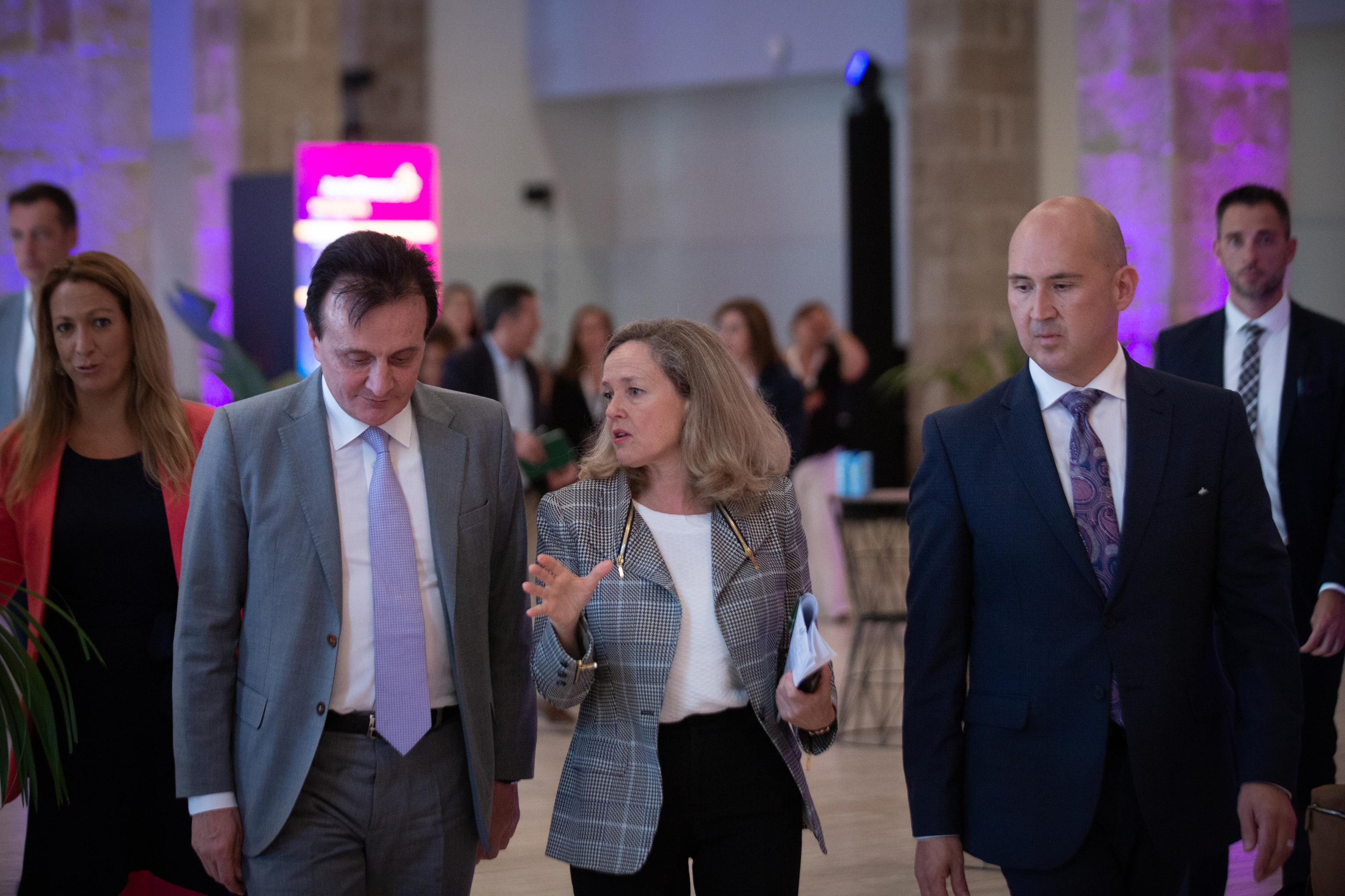 El director ejecutivo de AstraZeneca, Pascal Soriot; la vicepresidenta primera del Gobierno, Nadia Calviño; y el presidente de AstraZeneca España, Rick Suárez.