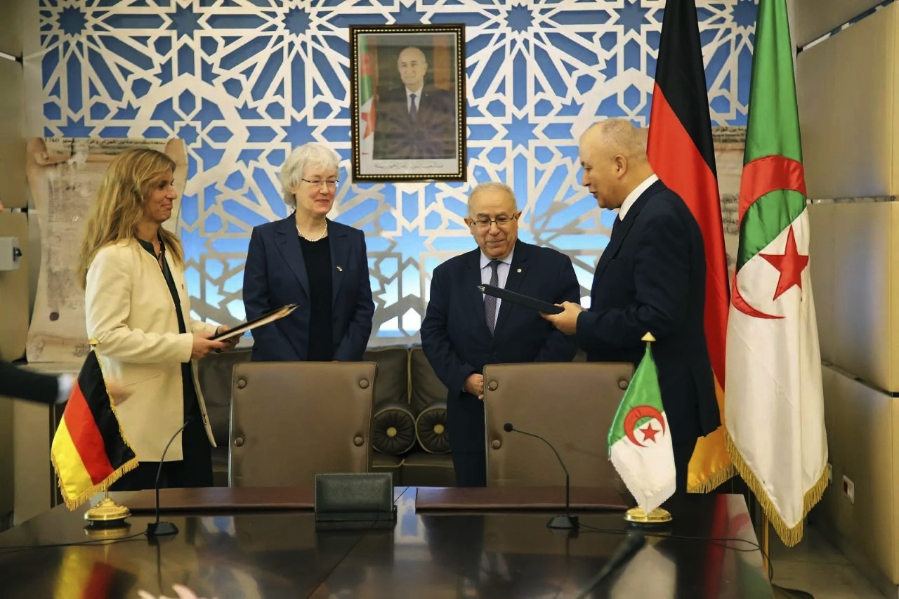 De izquierda a derecha la número dos de Exteriores de Alemania, Katja Keul, la embajadora alemana en Argel, el ministro argelino Lamamra y su 'número dos' Chakib Kaid