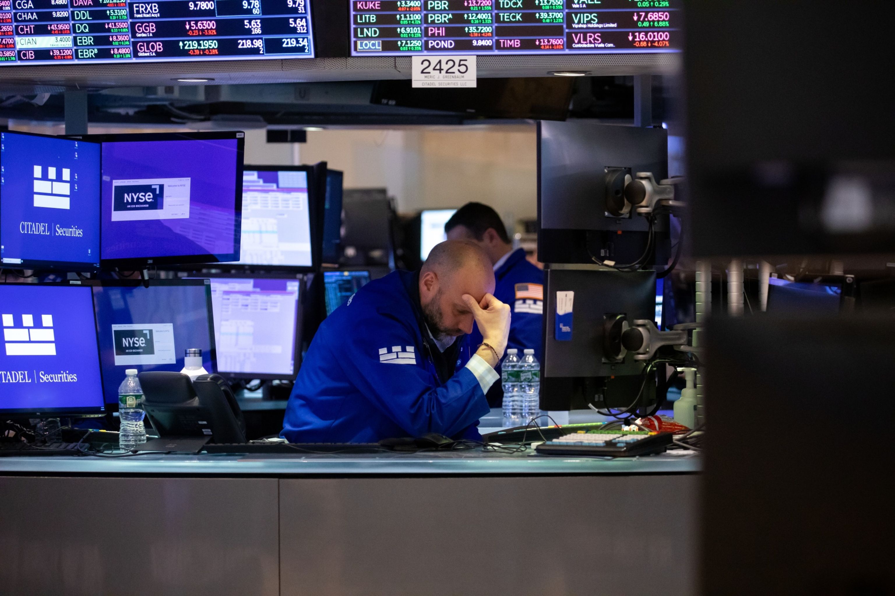Un 'trader' siguiendo la sesión de bolsa en Wall Street.
