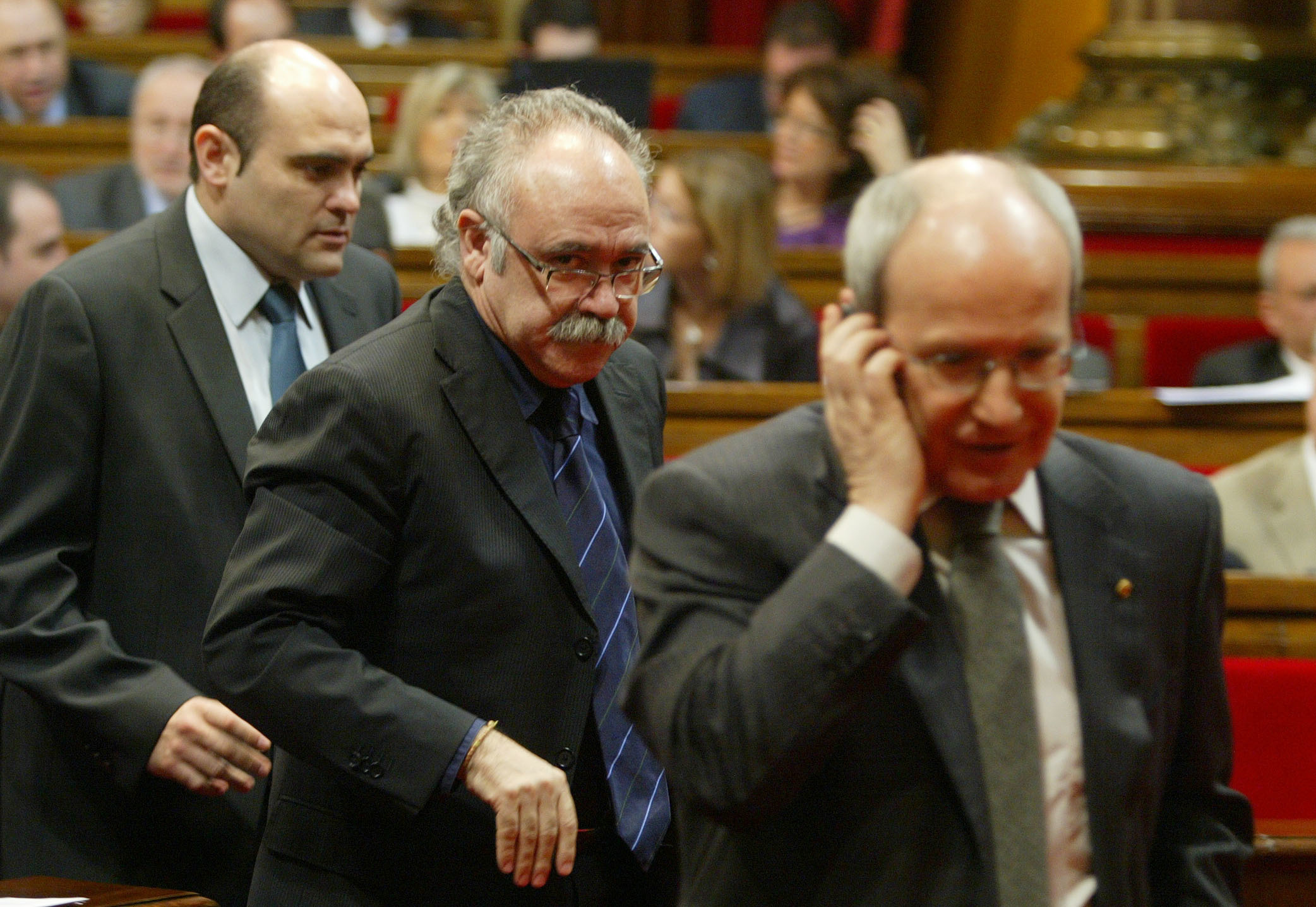 Xavier Vendrell (izq.), junto a Josep-Lluís Carod-Rovira (centro) y José Montilla (derecha) cuando Vendrell era diputado en el Parlament de Cataluña.