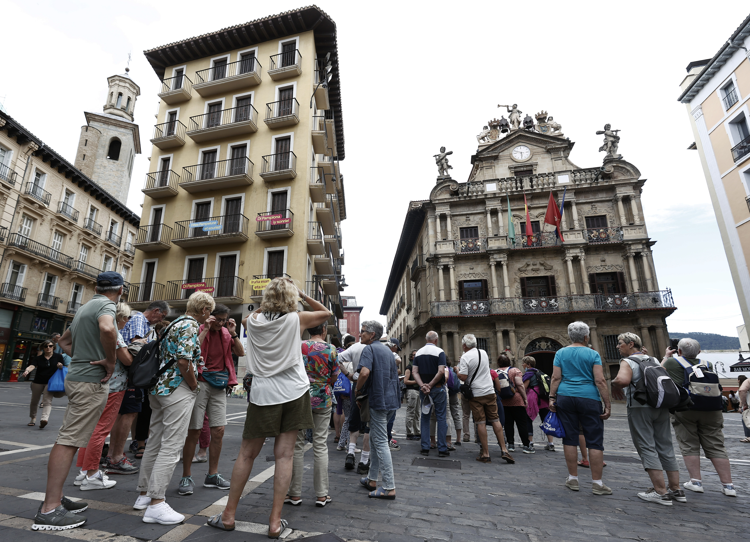 Turistas en la Plaza Mayor de Pamplona.