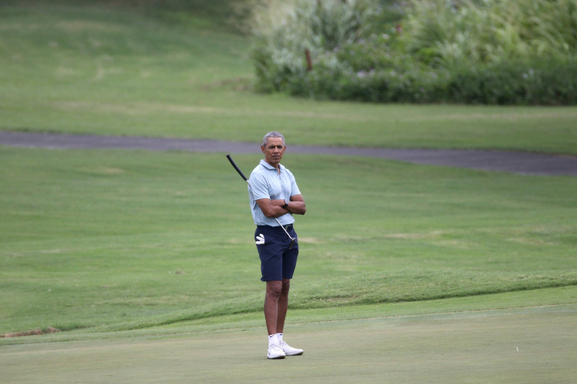 Barack Obama, jugando al golf en Honolulu.