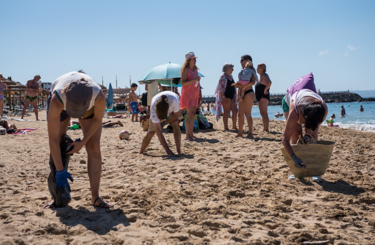 Voluntarios recogen basura en la Playa de Can Pere Antoni (Palma de Mallorca), el sbado.