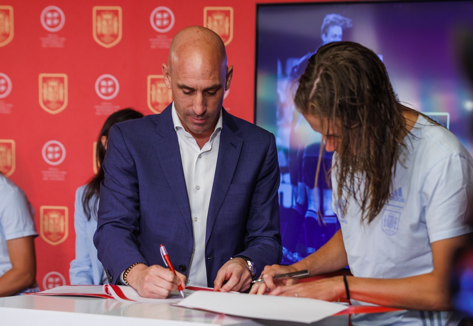 Luis Rubiales and Captain Irene Paredes signed the agreement.