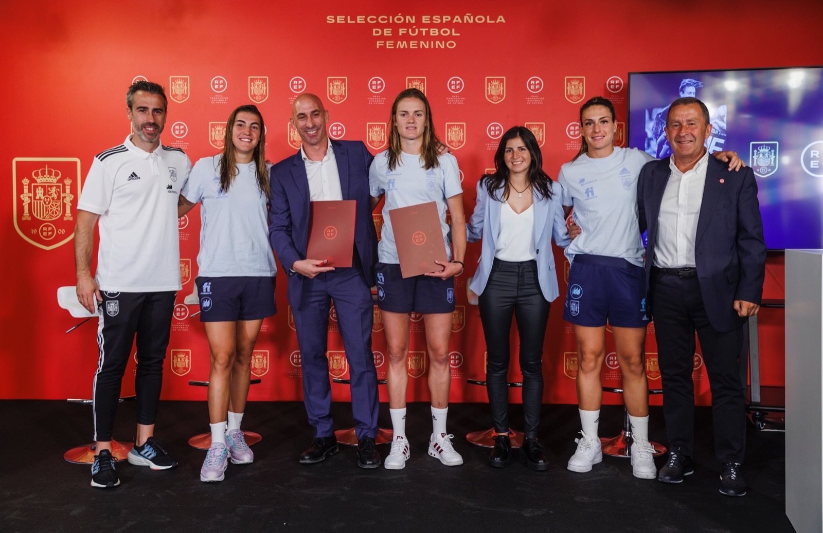 Luis Rubiales and Captain Irene Paredes have the document of agreement.