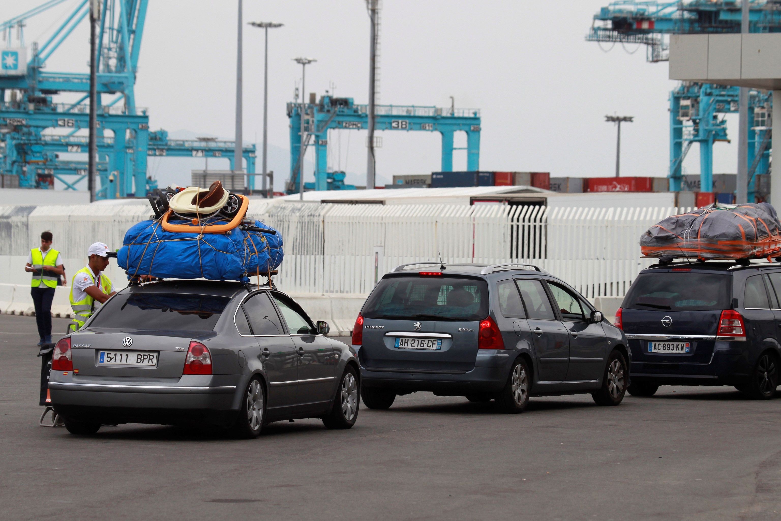 Varios vehículos esperan en el puerto de Algeciras en julio de 2019.