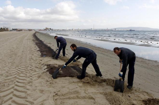 Playa contaminada en Algeciras (archivo).