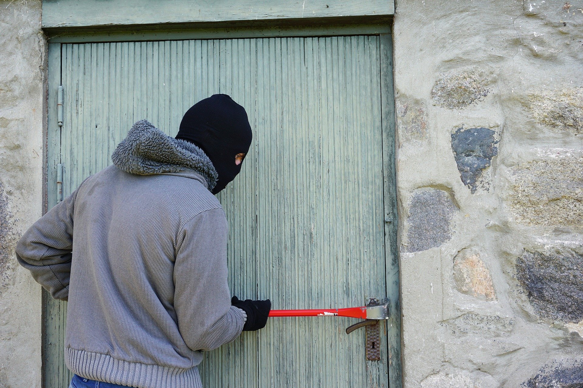 El chivato de los ladrones: hilos de pegamento y trozos de plstico para marcar las puertas de las viviendas