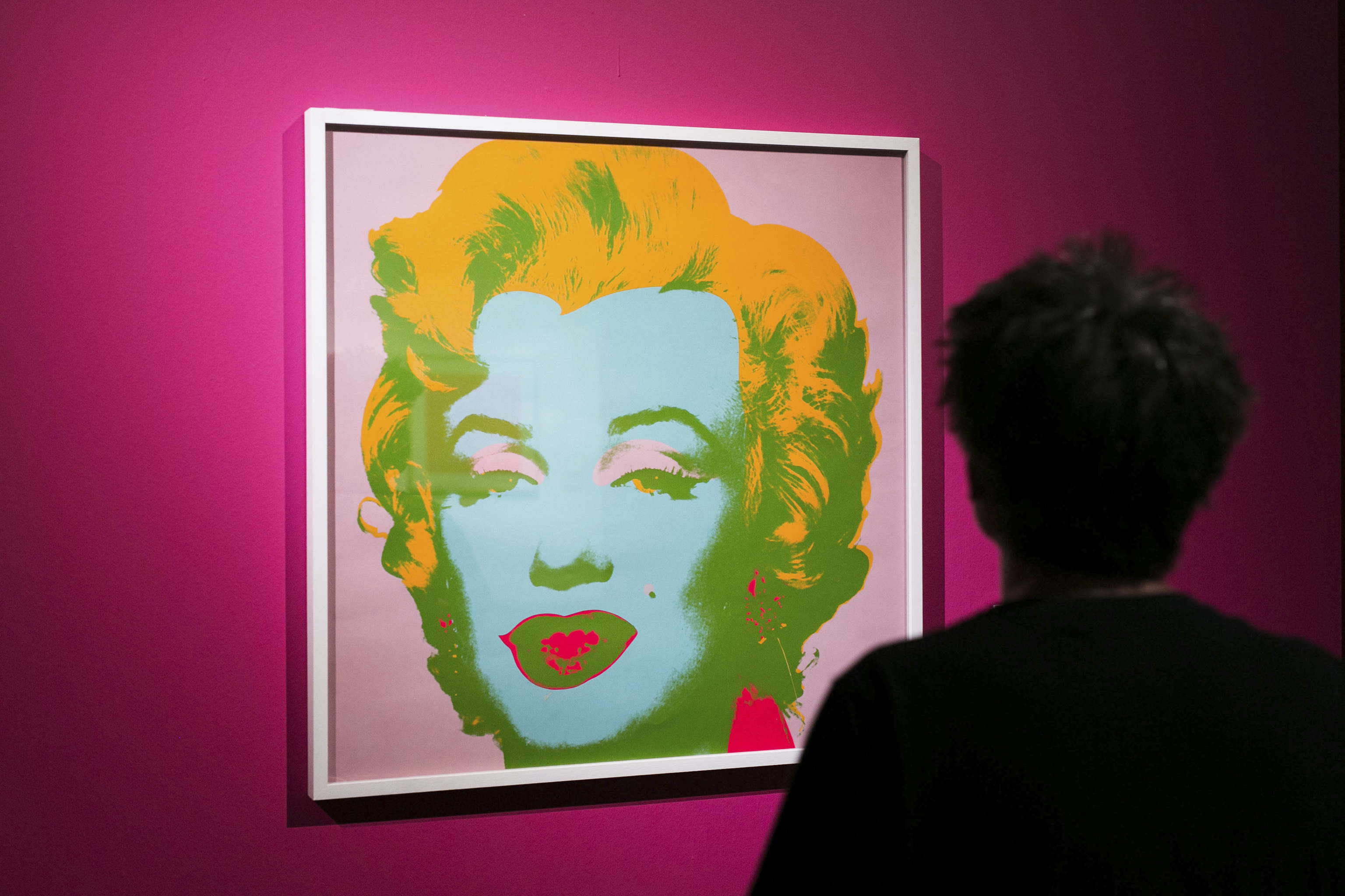 Un espectador observa una de las serigrafas de 'Marilyn', de Andy Warhol.