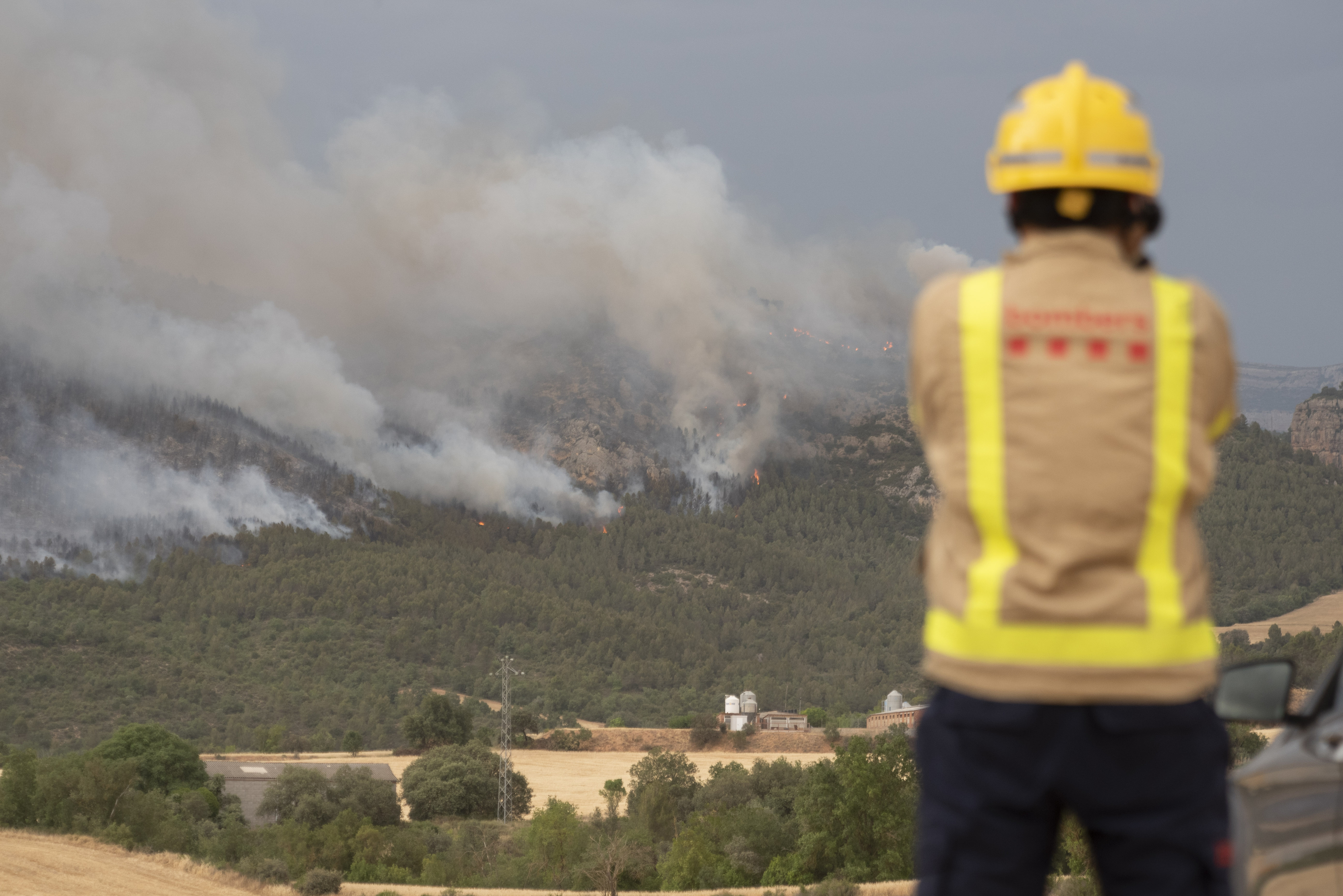A firefighter looks at the fire in Artesa de Segre (Lleida).