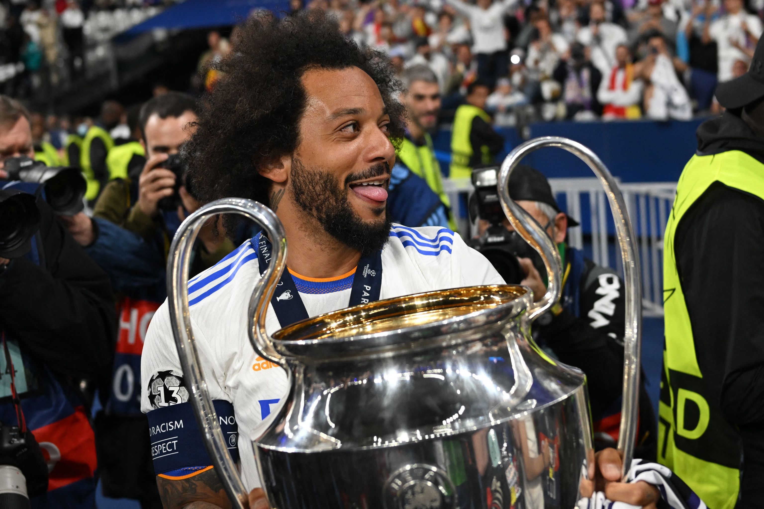 Marcelo sostiene la ltima Copa de Europa conquistada por el Real Madrid en Pars.