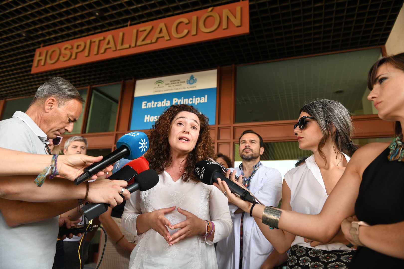 La candidata de Por Andaluca, Inmaculada Nieto, hace declaraciones a los periodistas en el hospital San Juan de Dios de Sevilla.