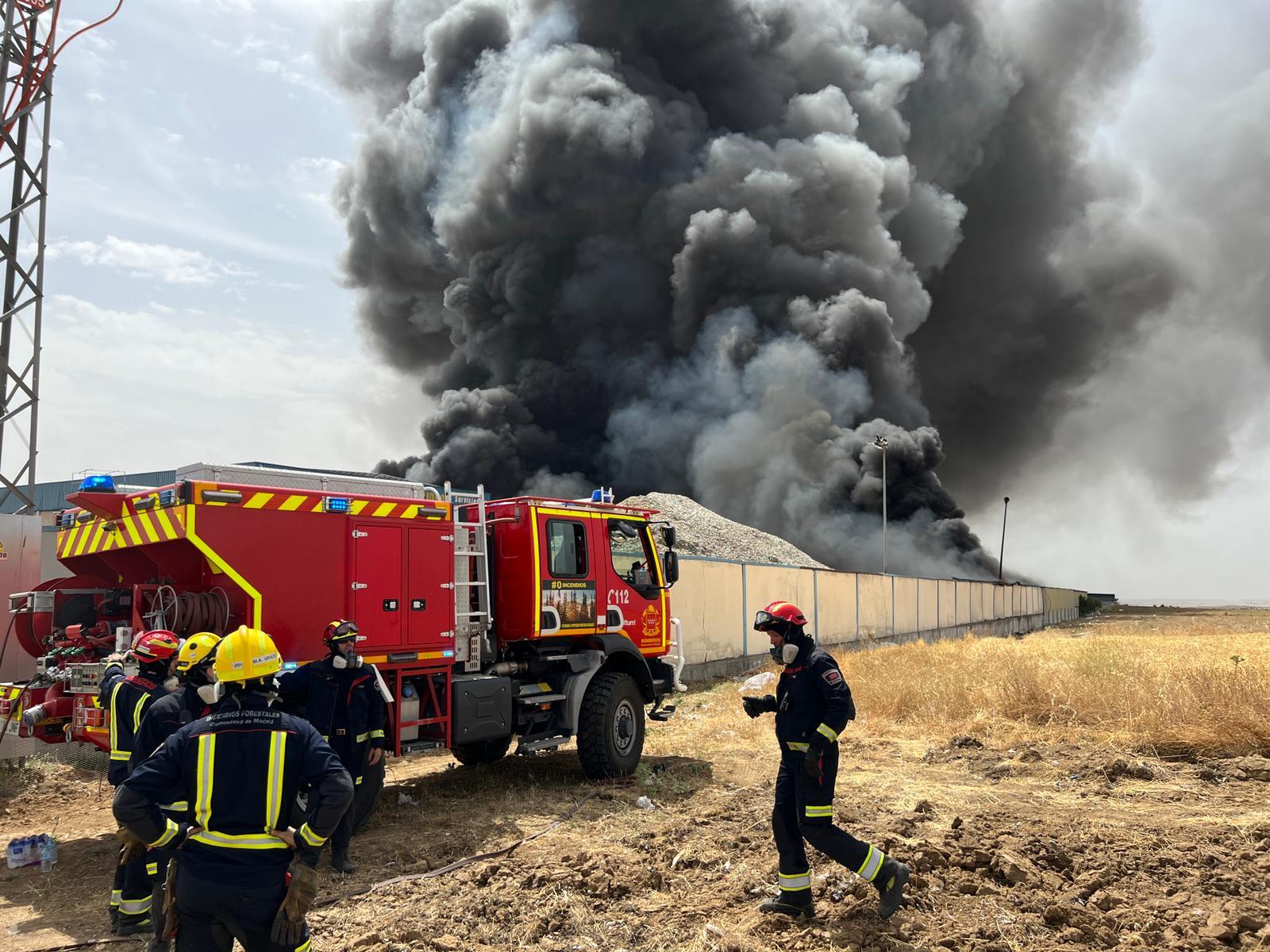 Confinados en sus casas los 4.500 vecinos de Serranillos por el humo generado al arder una planta reciclaje
