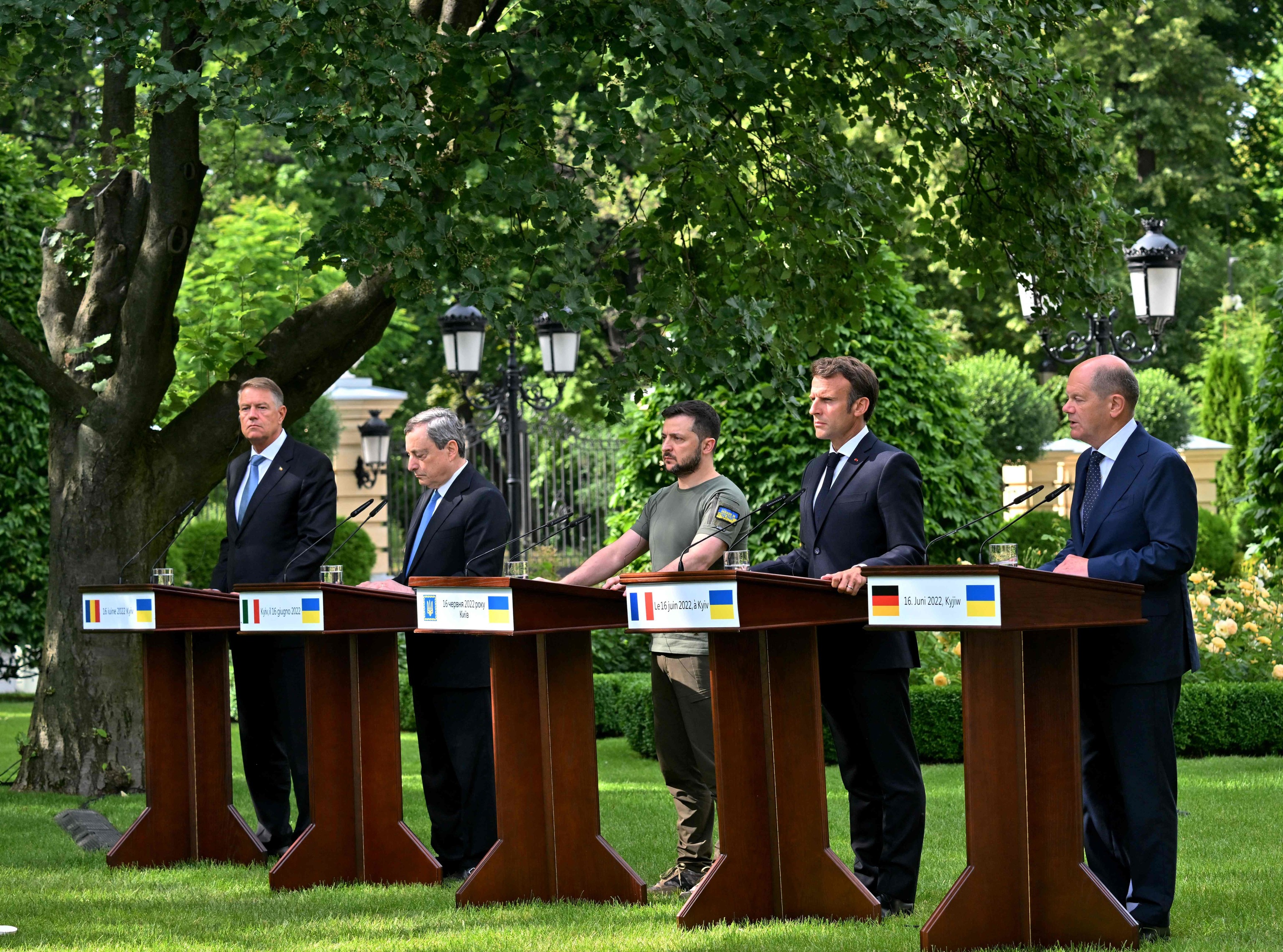 El presidente rumano, Klaus Iohannis (izq.), el primer ministro italiano, Mario Draghi (segundo por la izquierda), el presidente ucraniano, Volodimir Zelenski (centro), el presidente francés, Emmanuel Macron (segundo por la derecha), y el canciller alemán, Olaf Scholz (derecha).
