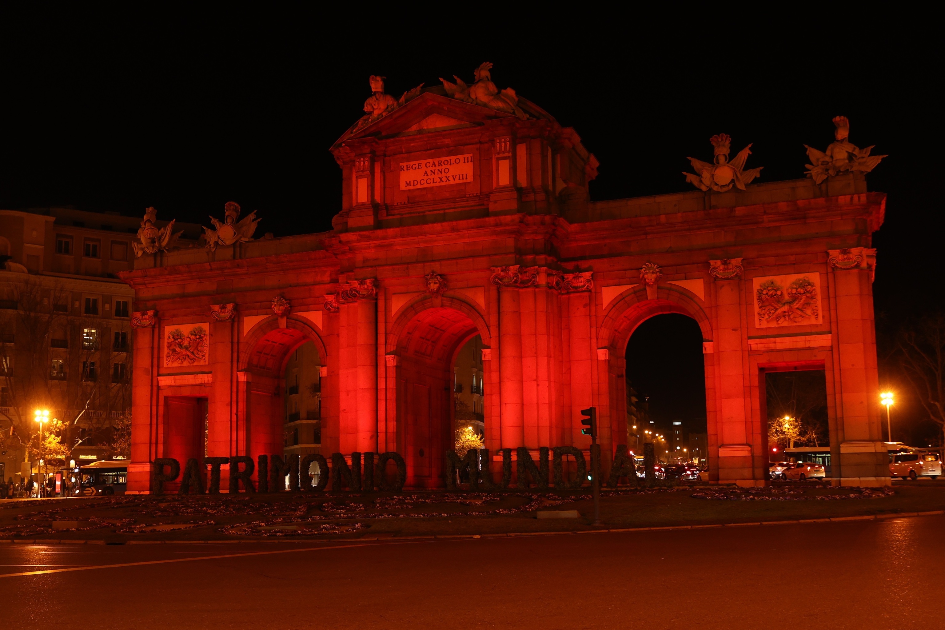 Monumentos en rojo en Madrid, como la Puerta de Alcal, para felicitar a Felipe VI por su 54 cumpleaos.
