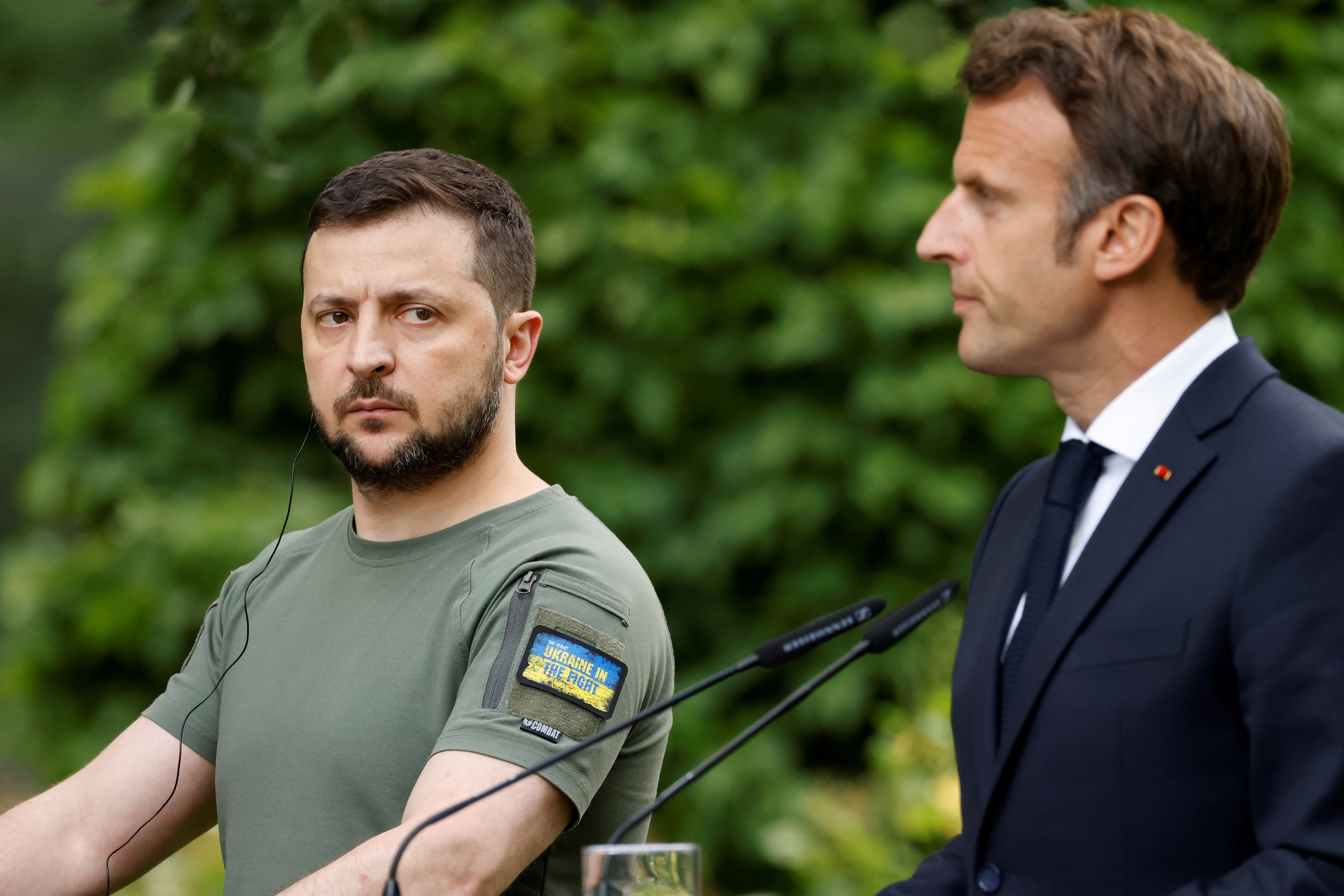 Zelenski mira a Macron, durante la rueda de prensa en Kiev.