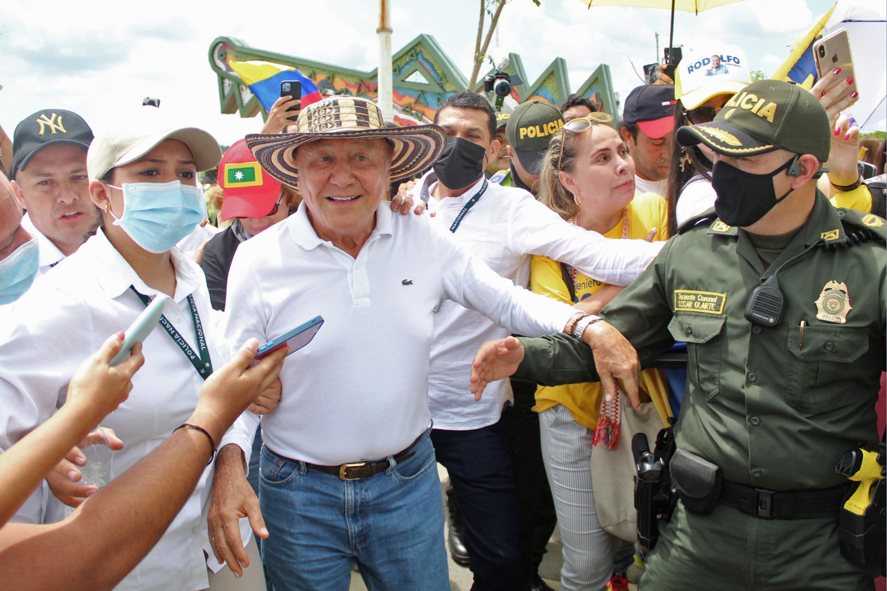 Rodolfo Hernndez saluda a sus simpatizantes en Barranquilla, Colombia.