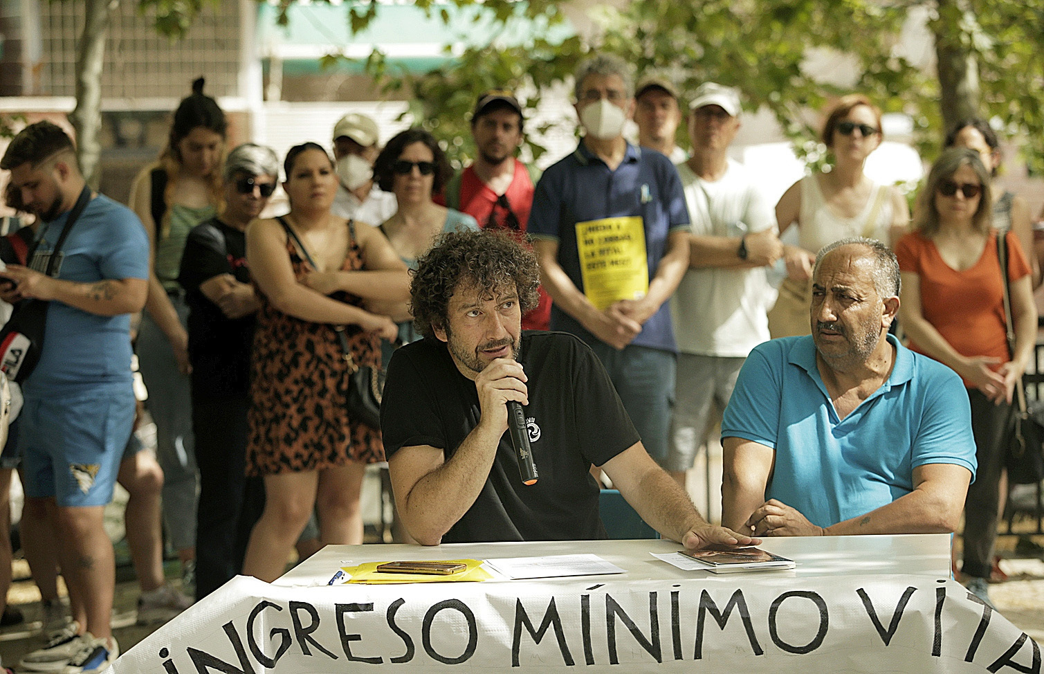 Miembros de la plataforma RMI ayer en Moratalaz (Madrid) protestando por el IMV.