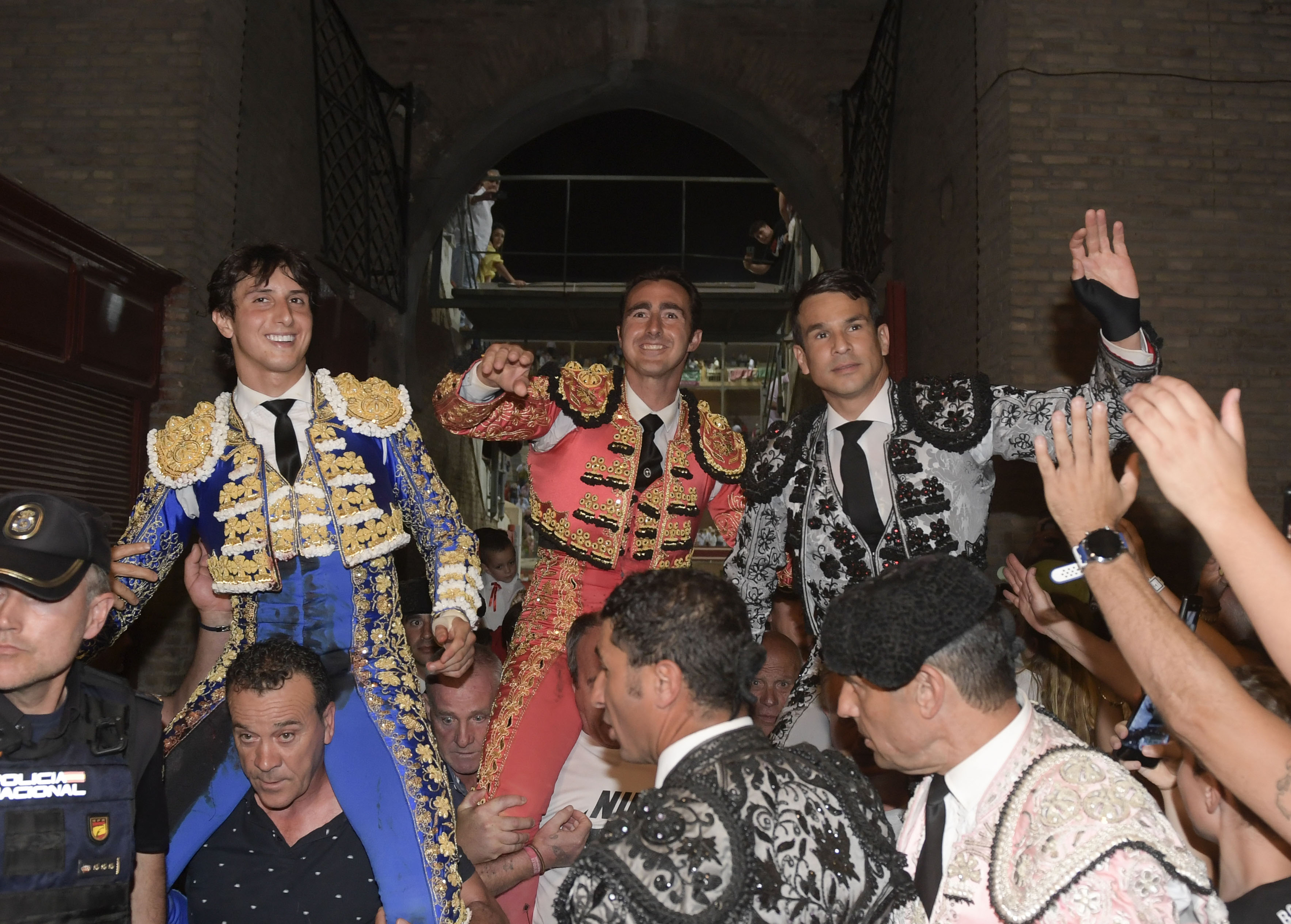 El Fandi, Manzanares y Roca Rey firman un triunfal inicio de Granada