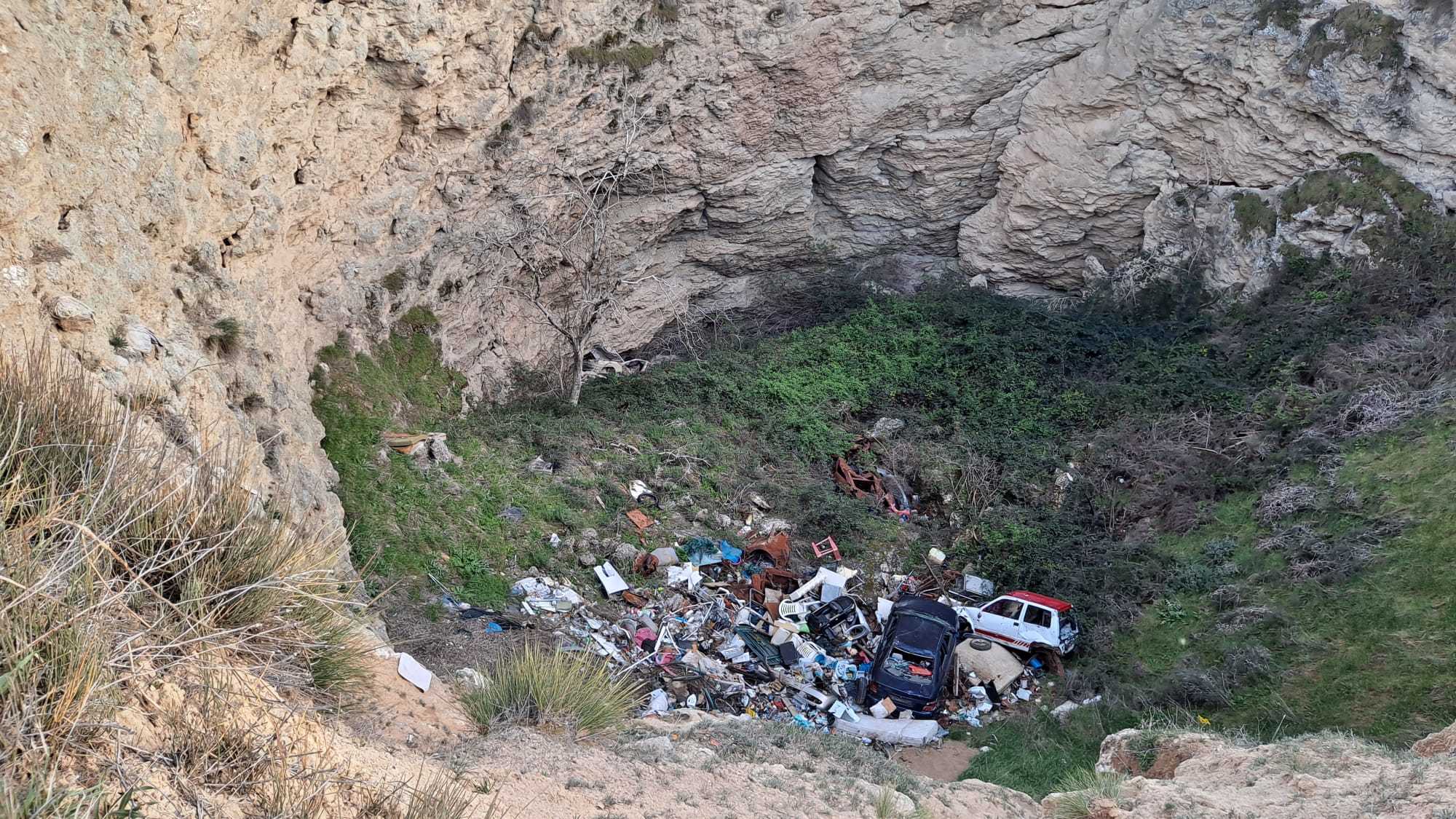 Cientos de residuos, entre los que se encuentran electrodomésticos, sillas e incluso automóviles, tirados en una sima cercana a la laguna de San Juan.