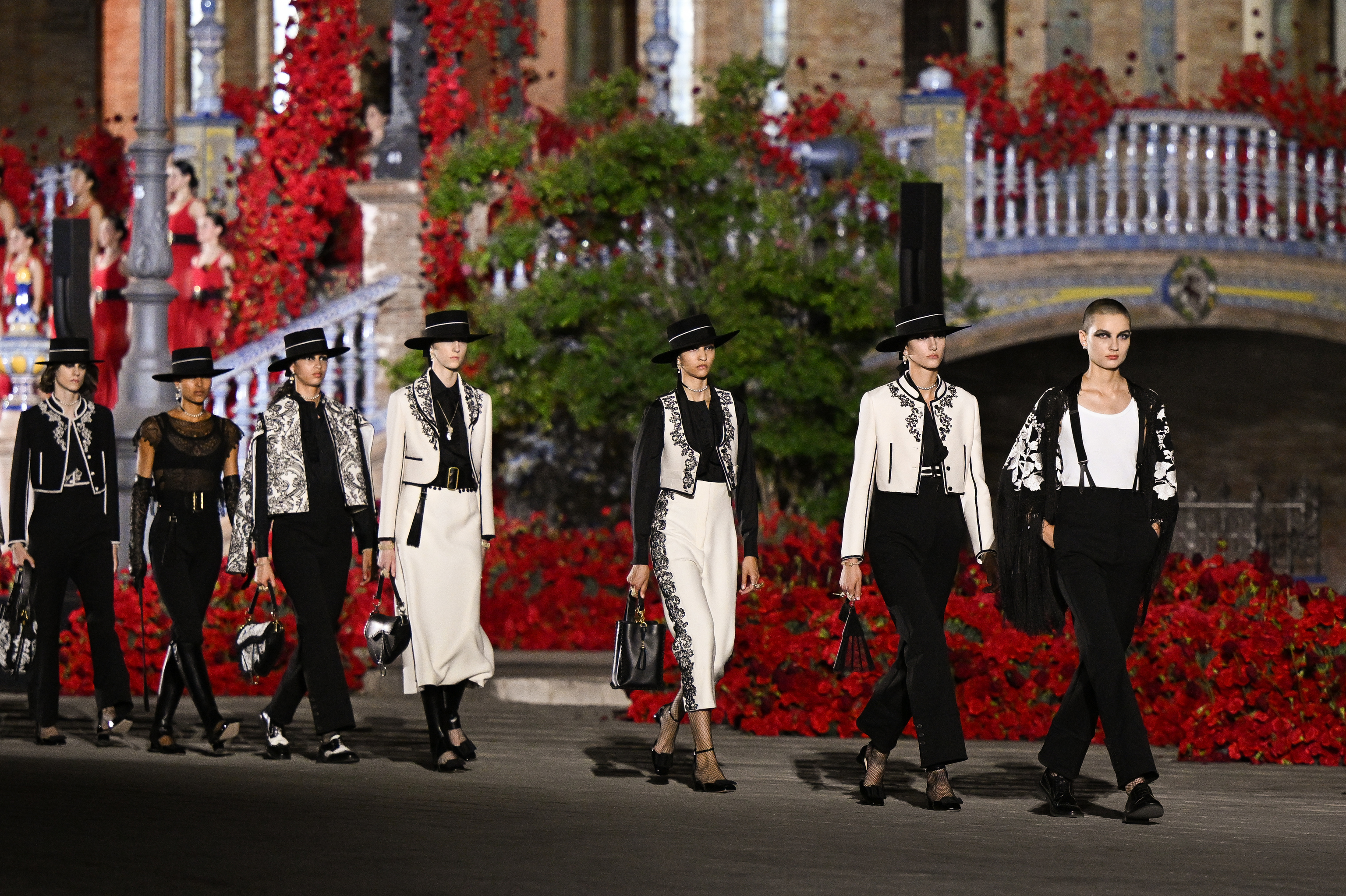 Dior arrasa en Sevilla con el desfile crucero donde brilla la artesana local