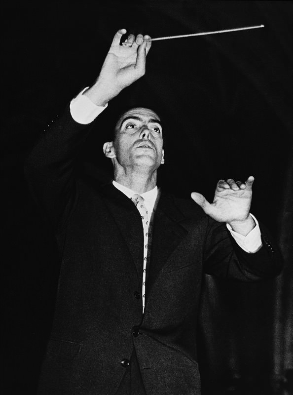 El maestro y pianista Atalfo Argenta dirigiendo una orquesta