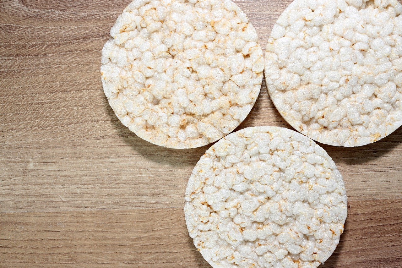 Tortitas de cereales inflados: ni ayudan a adelgazar, ni son tan saludables como se cree