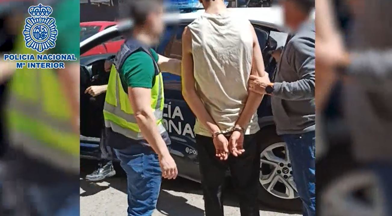 Detenidos ocho jvenes Trinitarios que robaban a punta de pistola en tiendas de Alcal de Henares